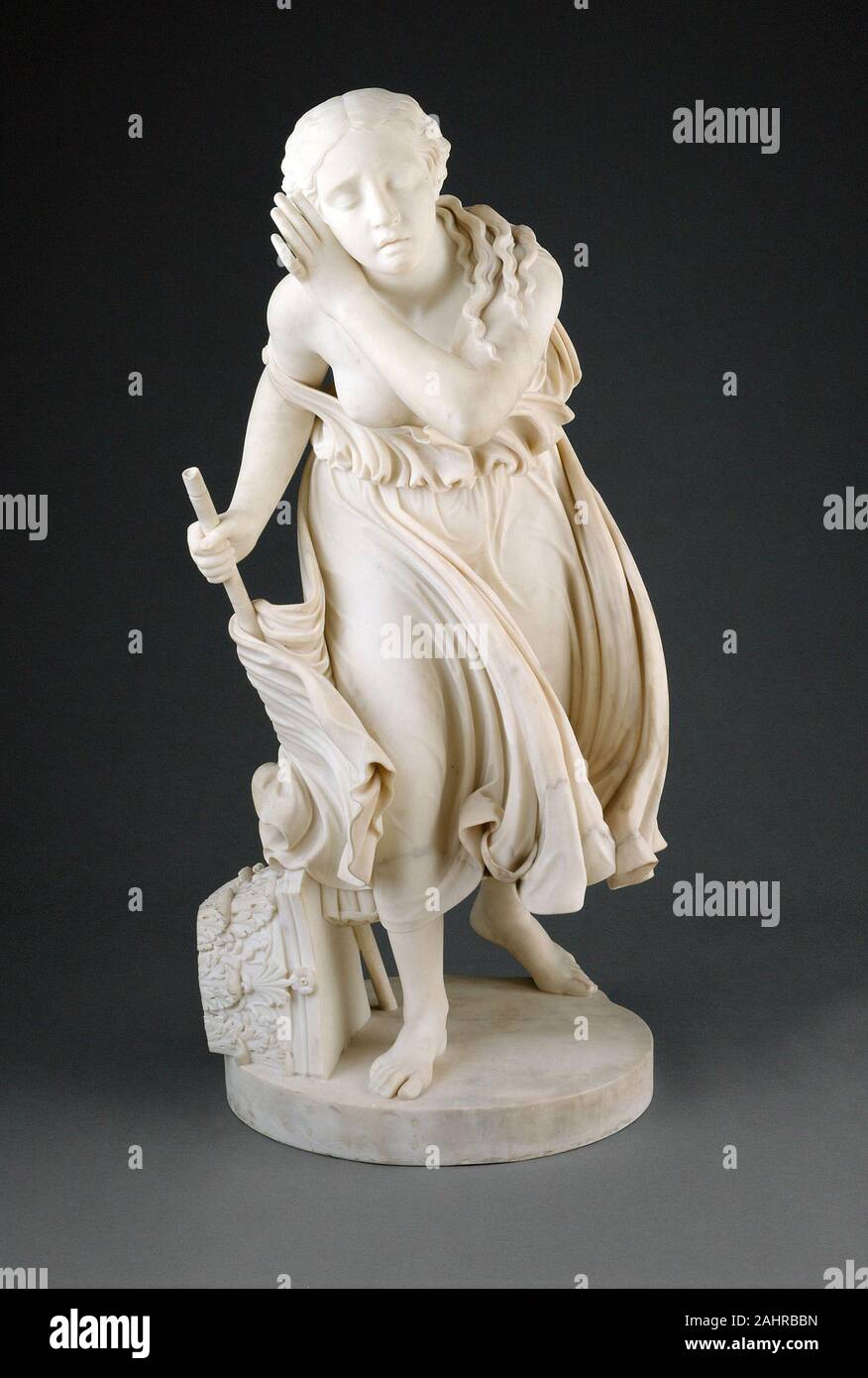 Il Randolph Rogers (scultore). Nydia, ciechi fiore ragazza di Pompei. 1855-1856. Roma. Il marmo questa statua è basata su un personaggio da Edward Bulwer-Lytton popolare 1834 Romanzo gli ultimi giorni di Pompei. Nell'episodio raffigurato qui, Nydia e i suoi due compagni tenta di fuggire dalla città dopo l eruzione del Vesuvio. I tre diventano separati, tuttavia, e Randolph Rogers Nydia catturata come ella gropes il suo modo attraverso la città in fiamme. Le rotture di colonne corinzie ai suoi piedi simboleggia la caduta di Pompei, e Nydia's aggrappati indumenti, impigliata nel suo personale, indicare i suoi dintorni caotico Foto Stock