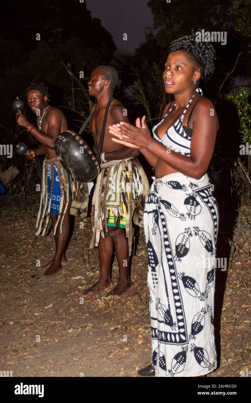 Ballerini / cantanti in corrispondenza di una bussola la cena vicino a Victoria Falls, Zimbabwe, Africa Foto Stock