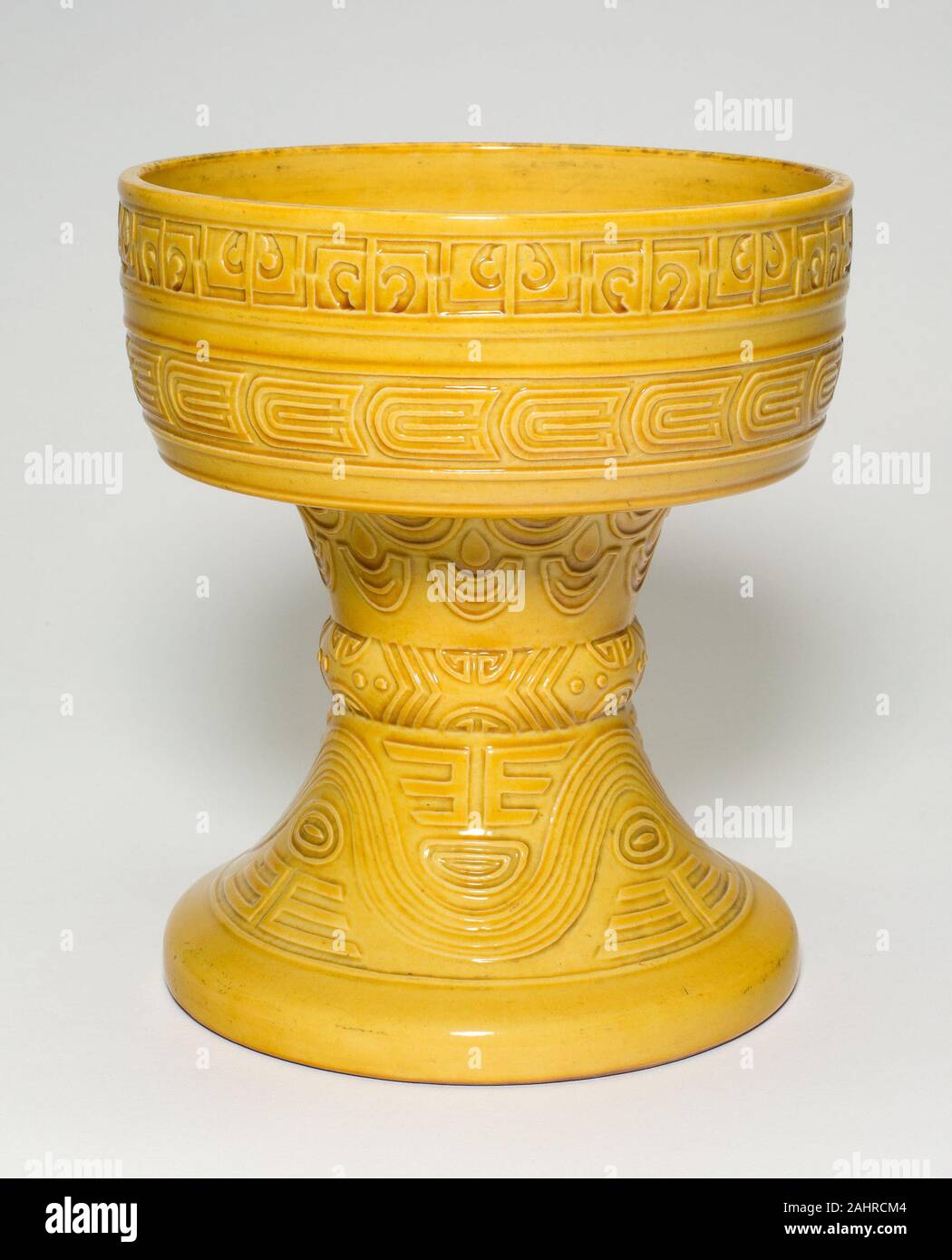 Ciotola con gambo (DOU). 1736-1795. Cina. La porcellana Foto Stock