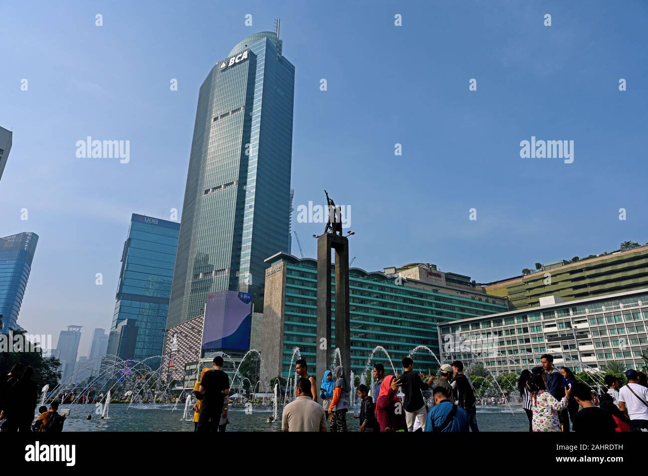 Jakarta, Indonesia - 2019.12.22: persone a bundaran hi rotonda (jalan m h thamrin) durante un auto gratuito la domenica mattina - sfondo: patung selamat d Foto Stock