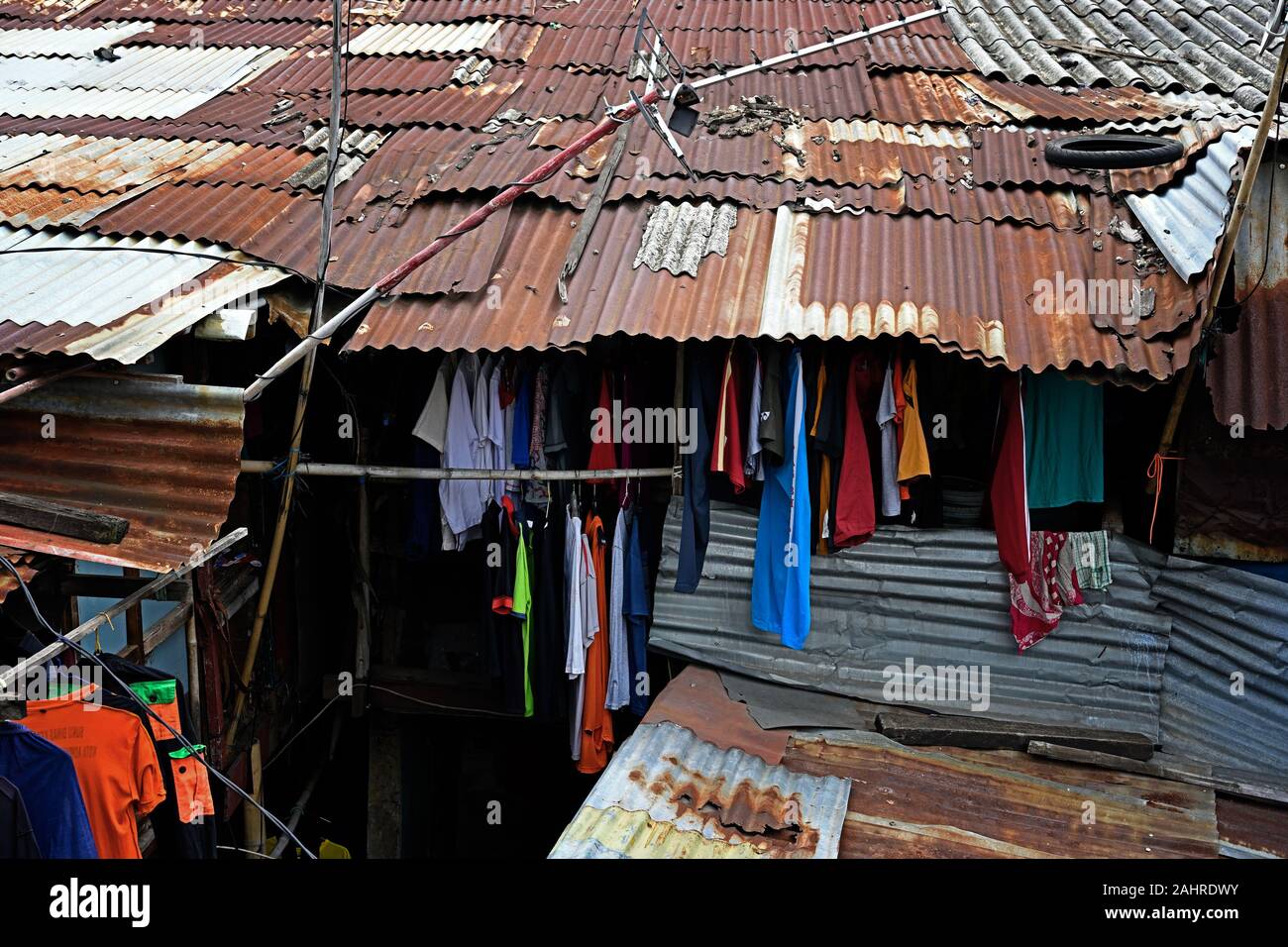 Jakarta, Indonesia - 2019.12.17: kampung melayu squatter quarto soggiorno presso le rive del fiume ciliwung in manggarai / quartiere jatinegara Foto Stock