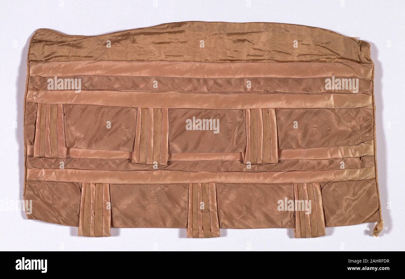 Campione abito (trimming). 1815-1835. La Francia. Seta, tes siture semplici e seta, raso tesse; perforato; backed con seta, ad armatura a tela; dimensionato; ovatta di cotone; refilato con cotone cording avvolto con fili di seta, ad armatura a tela Foto Stock