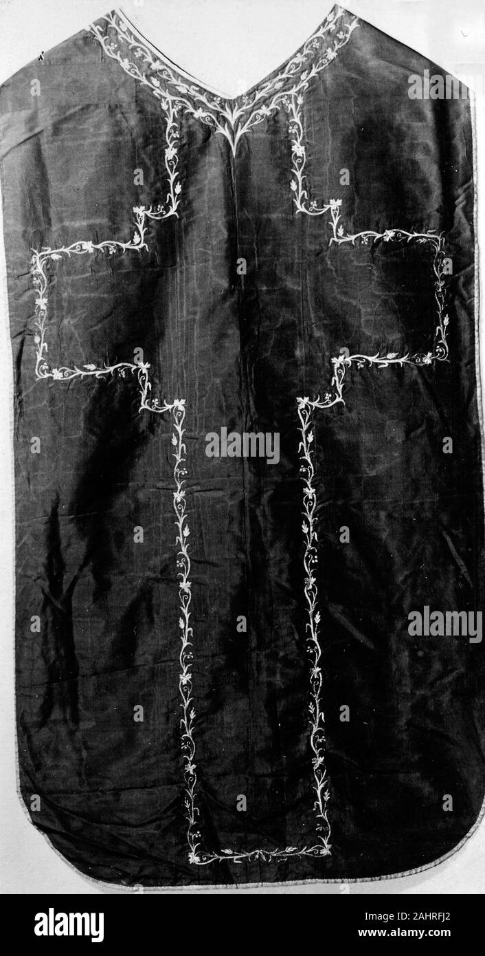 Casula. 1701-1900. Spagna. Seta viola su un lato e di seta verde su altre; i confini di meandro ricamato in filo di argento Foto Stock