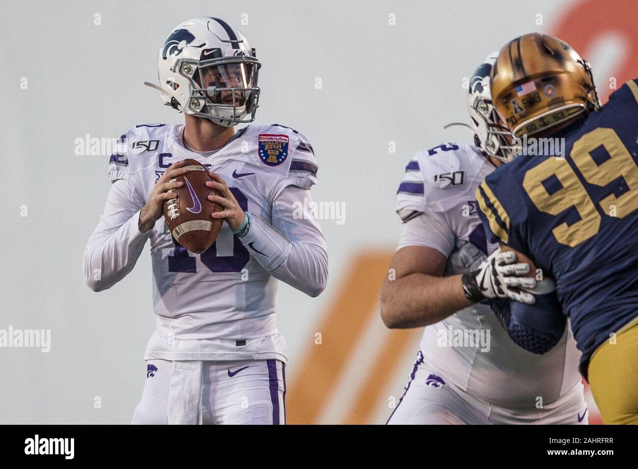 Memphis, Tennessee, Stati Uniti d'America. 31 Dic, 2019. Kansas State Wildcats quarterback Skylar Thompson (10) scende per un pass durante la 61annuale di AutoZone Liberty Bowl classico di calcio tra la Marina aspiranti guardiamarina e il Kansas State Wildcats al Liberty Bowl Memorial Stadium di Memphis, Tennessee. Navy sconfitto Kansas State 20-17. Prentice C. James/CSM/Alamy Live News Foto Stock