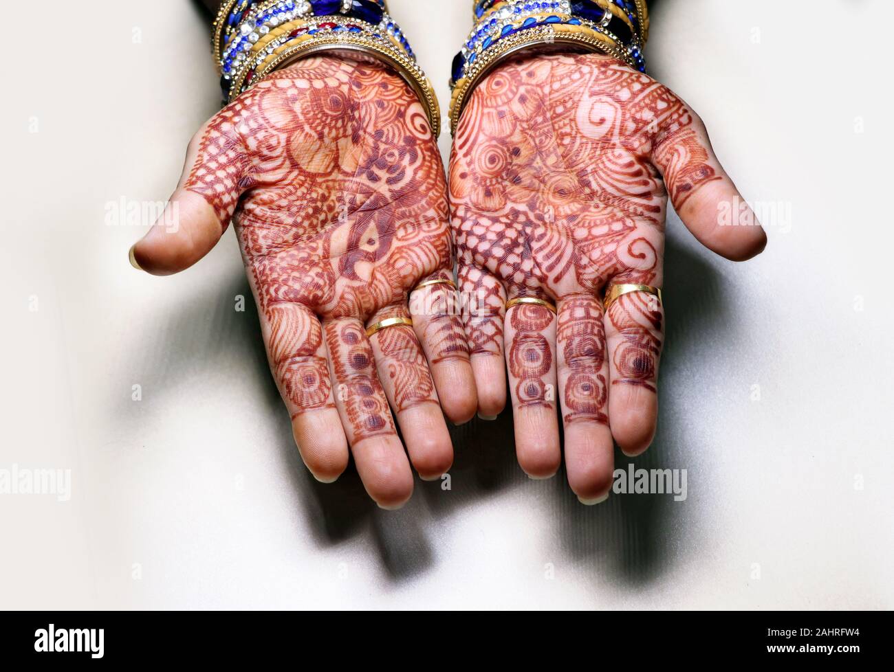 Arte in ragazze mano utilizzando henna impianto anche chiamato come mehndi design,style.it è una tradizione in India. Foto Stock