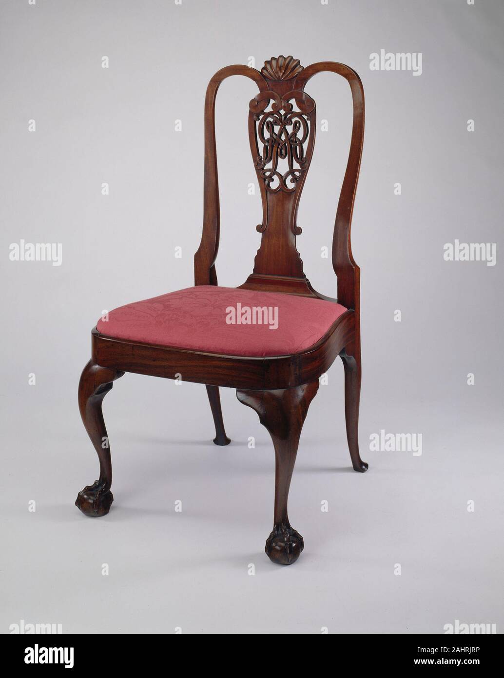 Artista sconosciuto. Sedia laterale. 1742-1790. New York. Mogano, rovere bianco, pino bianco e faggio Questa sedia è tratta da una serie realizzata per commemorare il matrimonio del giudice Robert Livingston e sua moglie Margaret, nel 1742, o che il loro figlio Robert e sua moglie Maria, nel 1770. Il "" RML cipher-trafitto torna splat è unico in American design sedia di questo periodo. Il contrasto del alto-stile Chippendale con il design dell'artigianato grezzo di sculture suggerisce che la sedia è stata elaborata da diverse mani o che è stata fatta da un artigiano di paese che non ha dimestichezza con le pratiche dei più sophistica Foto Stock