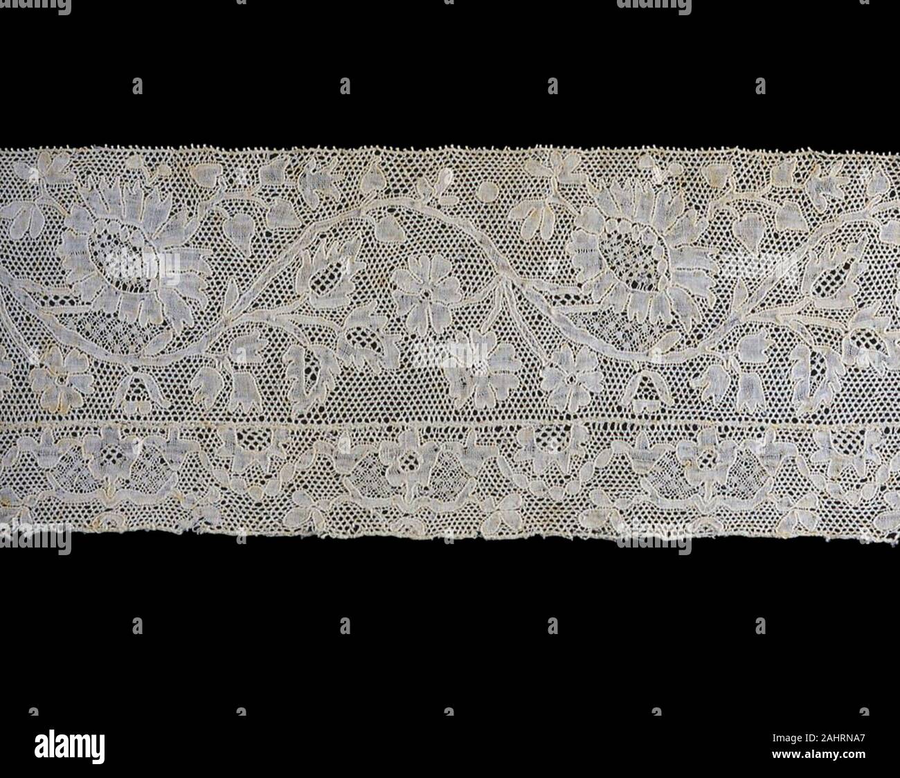 Confine (frammento). 1750-1800. Le Fiandre. Cotone, bobina pizzo rettilinea di un tipo noto come Mechlin con una cucitura a kat rete di terra Foto Stock