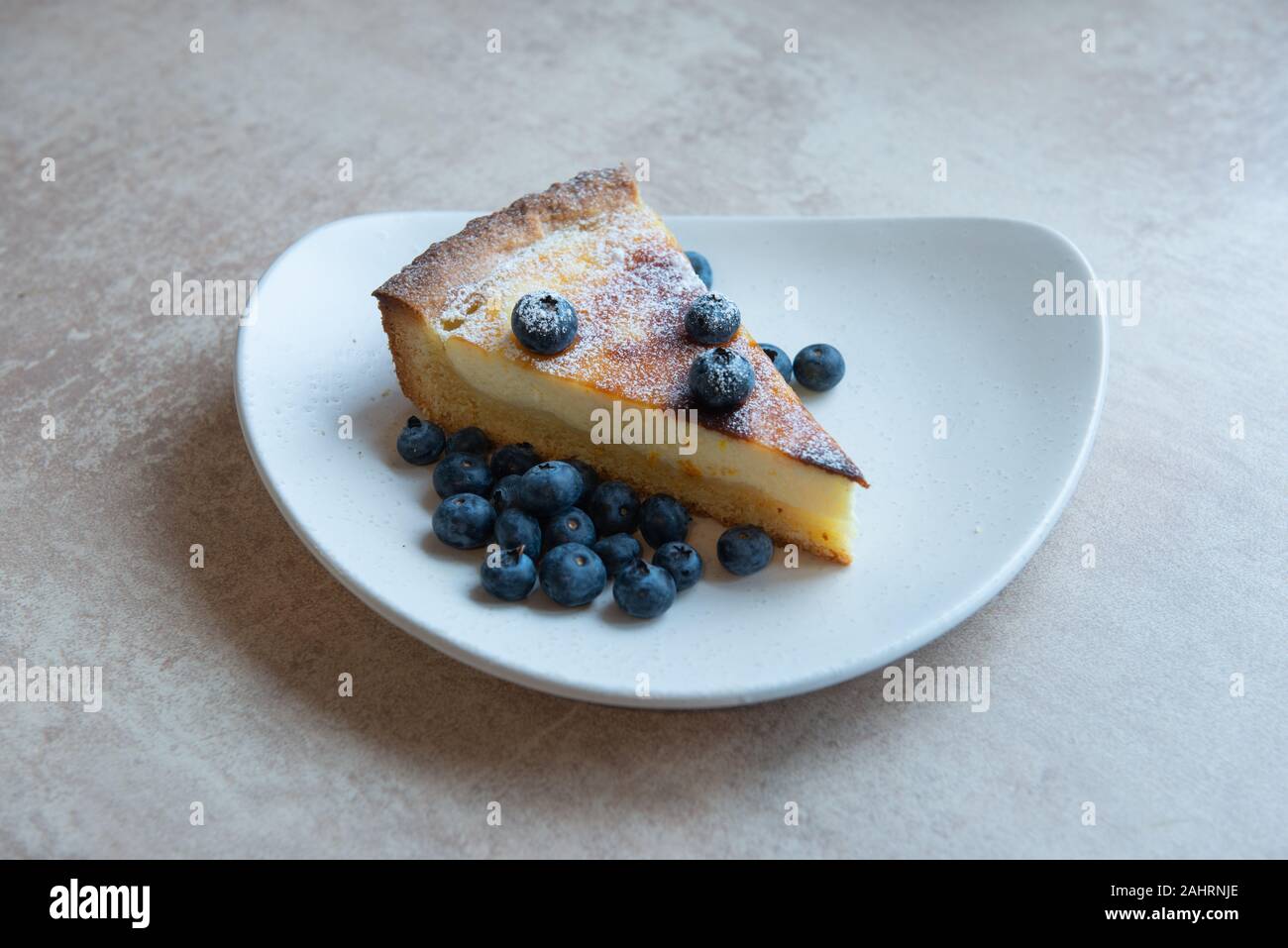 Pezzo di torta fatta in casa con frutti di bosco decorare sulla parte superiore Foto Stock