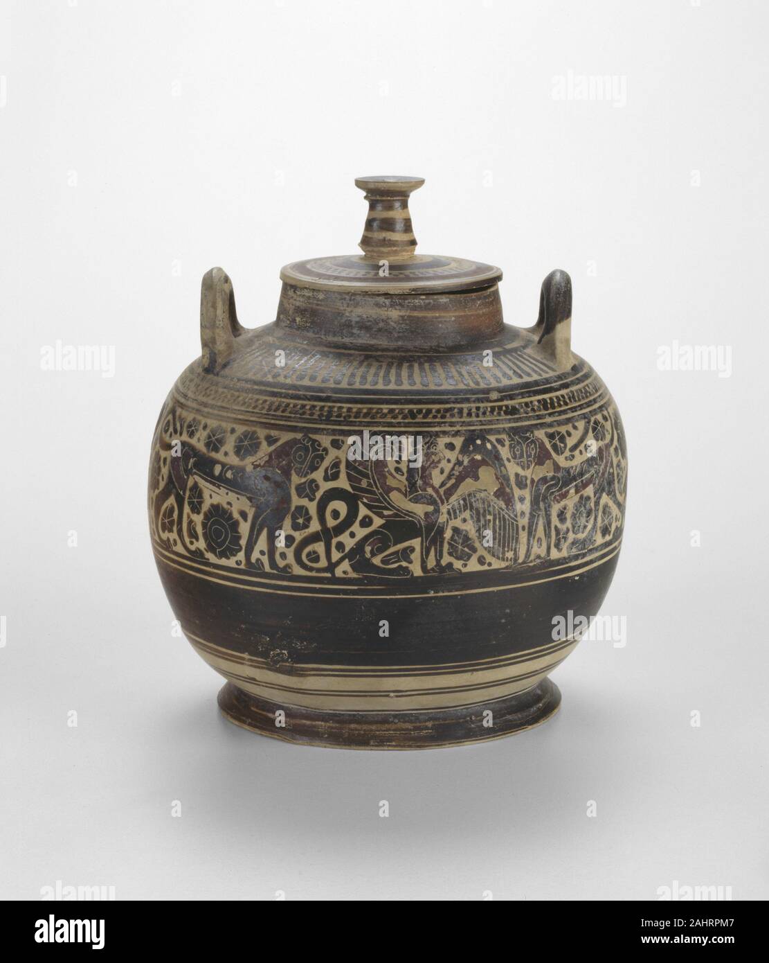 Ampersand pittore. Pyxis (contenitore per gli oggetti personali). 580 BC-570 BC. Corinto. terracotta decorata in nero-figura tecnica CorinthLocated sullo stretto istmo che unisce la Grecia continentale e il Peloponneso, con porti naturali rivolto a est e a ovest, Corinto era il principale porto commerciale in Grecia per la maggior parte del periodo arcaico (700-480BC). Produttori esportato olio profumato intorno al Mediterraneo in terra-cotta contenitori che oggi sopravvivono in migliaia.Le identità di più vaso greco pittori sono sconosciuti, in modo a volte essi sono denominati dopo una caratteristica distintiva. L'artista wh Foto Stock