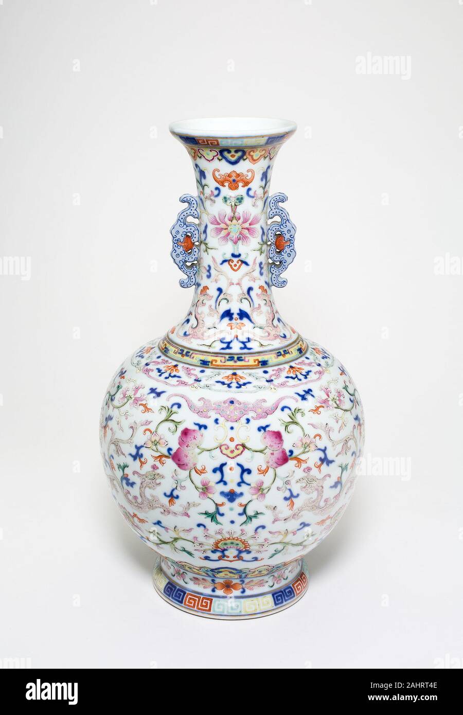 Uno di una coppia di famille-rose 'Lotus' bottiglia vasi. 1736-1795. Cina. La porcellana dipinta in underglaze blu e overglaze smalti Foto Stock