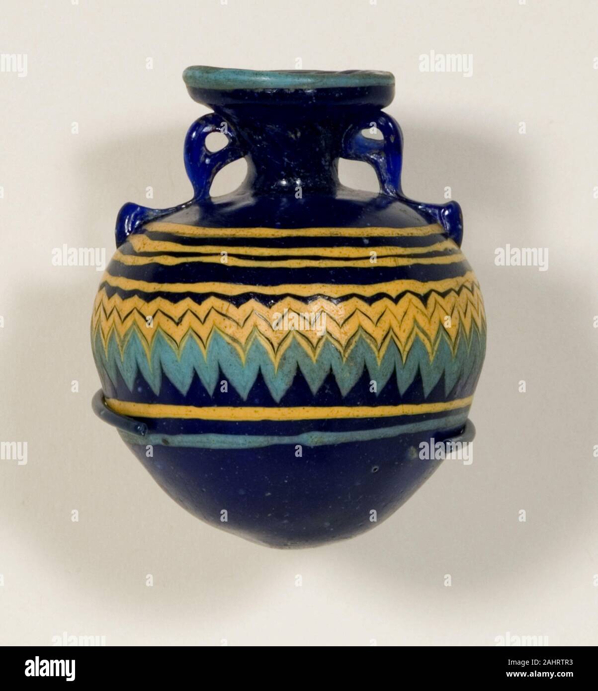 Antico Mediterraneo orientale. Aryballos (contenitore per l'olio). 590 BC-400 BC. Rodi. Vetro, core-tecnica di formati di contenitori come questo sono stati utilizzati per immagazzinare gli oli preziosi. La svasatura rim ha funzionato come un applicatore a diffondere la spessa, olio profumato sulla pelle; mentre la nave stessa è stata progettata per adattarsi comodamente in mano dell'utente. Foto Stock