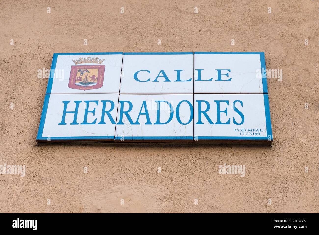 San Cristóbal de La Laguna, Isole Canarie, Spagna - Desember 6, 2018: Strada segno della Calle Herradores (fabbri Street) sulla parete del hous Foto Stock