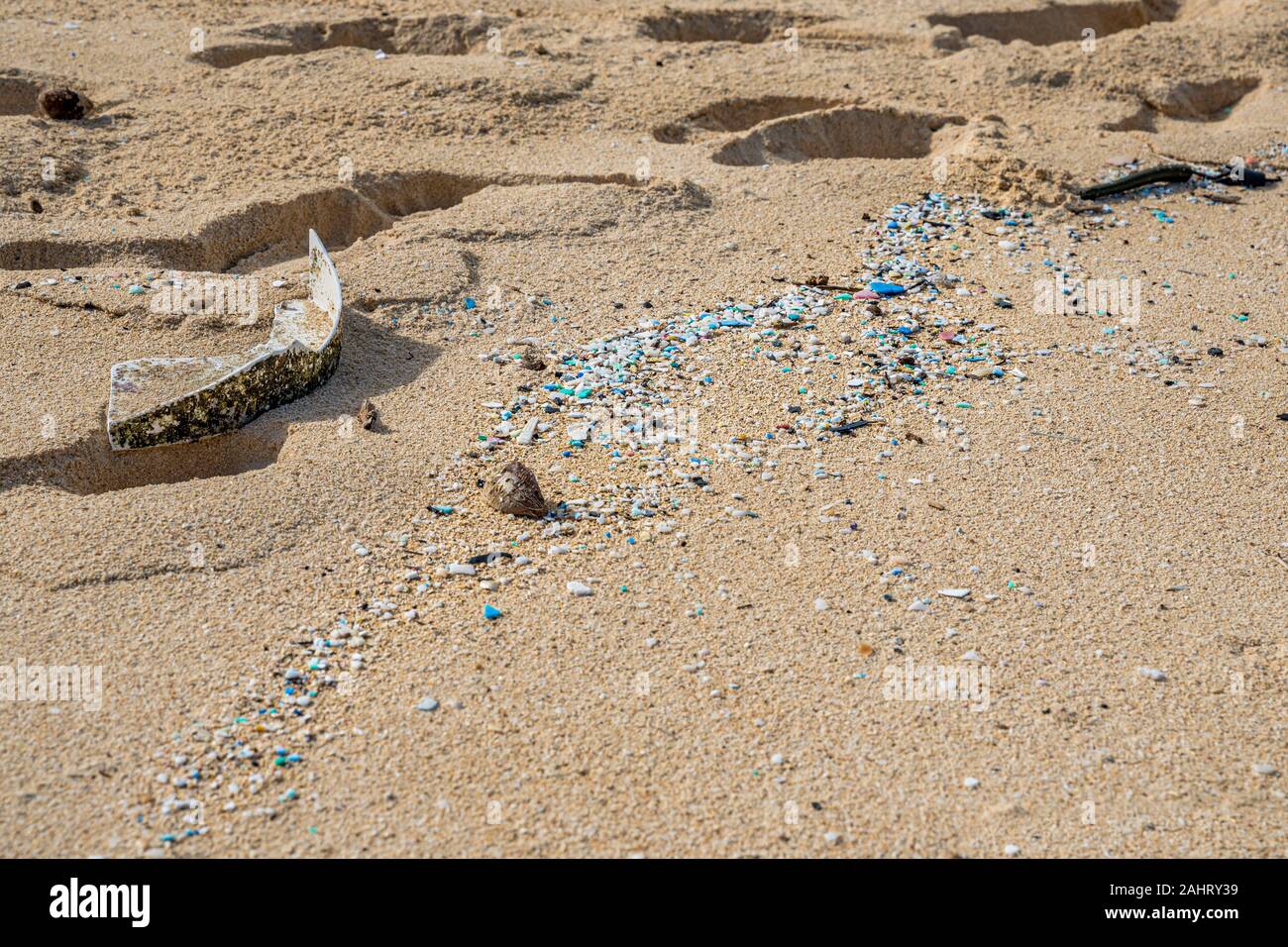 Inquinamento Microplastic littering Waimanalo Beach in Hawaii Foto Stock