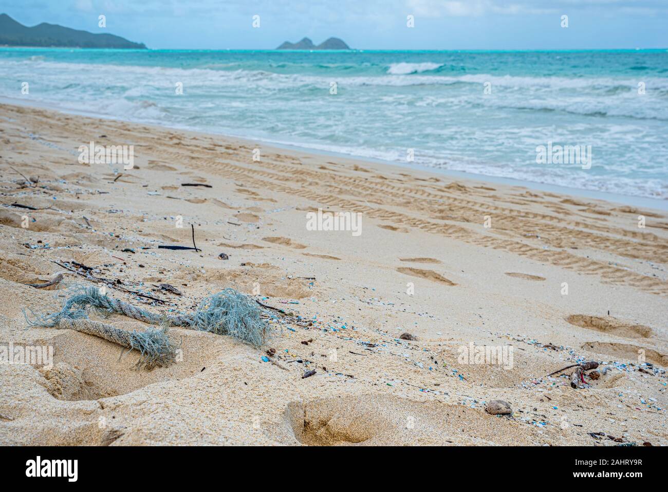 Corda e inquinamento microplastic littering Waimanalo Beach in Hawaii Foto Stock