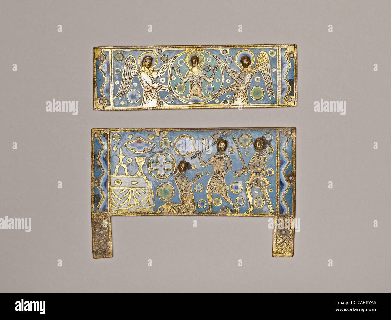 Placche da un reliquiario scrigno con il martirio di un santo. 1250-1300. Limoges. Rame dorato, smalti champlevé Foto Stock