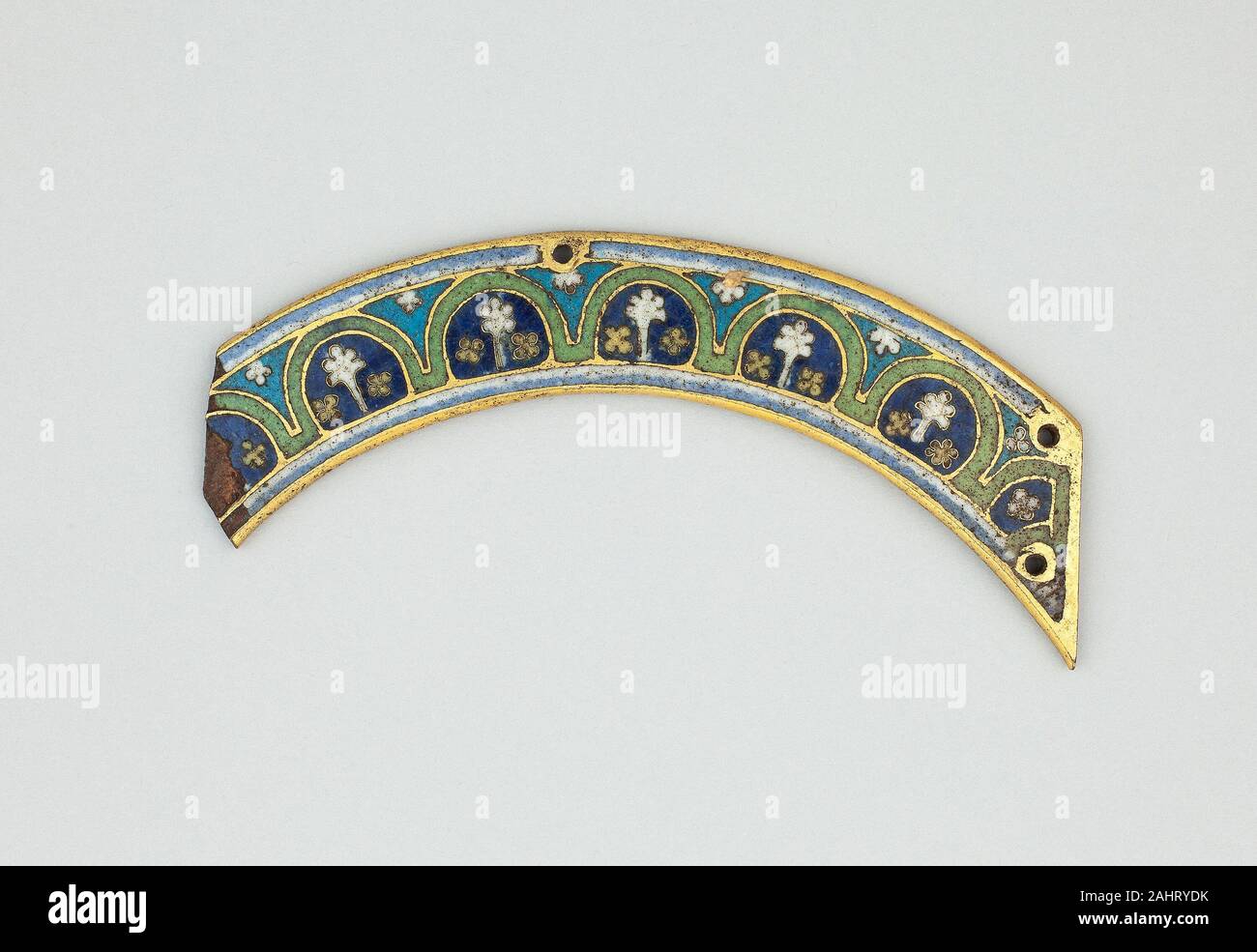 Placca da un arco di un reliquiario Santuario. 1151-1200. Renania. Rame dorato, smalti champlevé Foto Stock