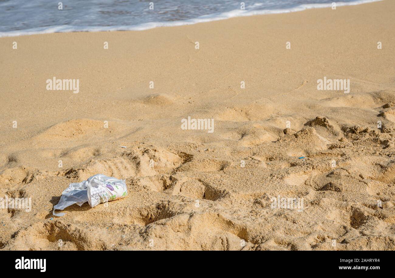 Un pannolino usato scartato a Waimanalo Beach in Hawaii- inquinamento Foto Stock