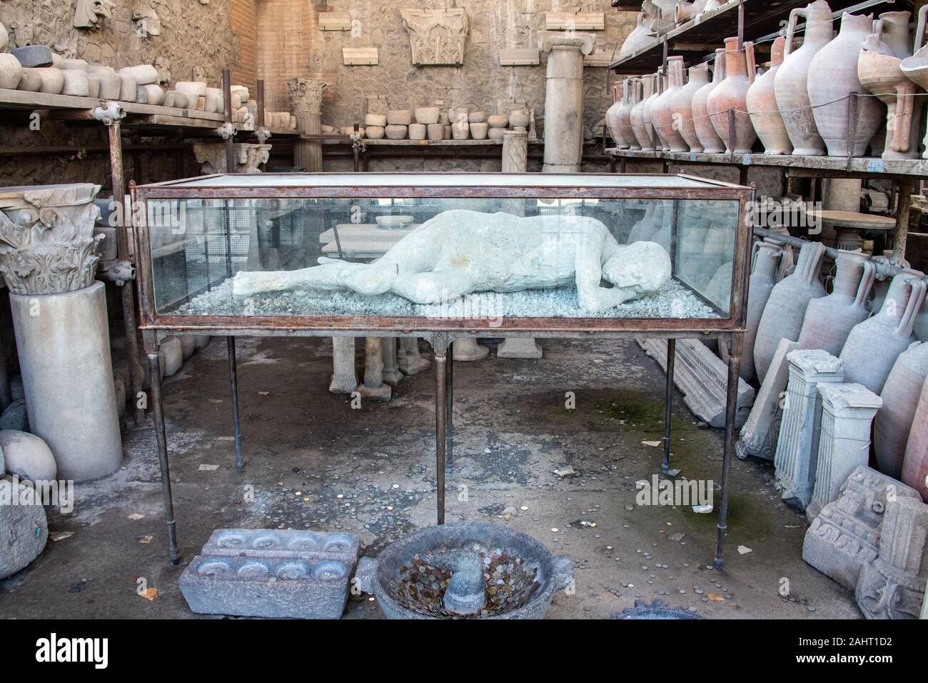 Calco in gesso di una vittima umana nei granai del foro di Pompei, Italia Foto Stock
