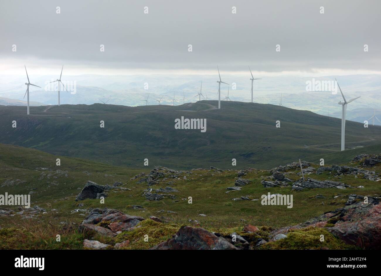 Le turbine eoliche da Millennium Wind Farm vicino alla cima della montagna scozzese Corbett Meall Dubh, Glen Moriston, Highlands scozzesi, Scotland, Regno Unito. Foto Stock