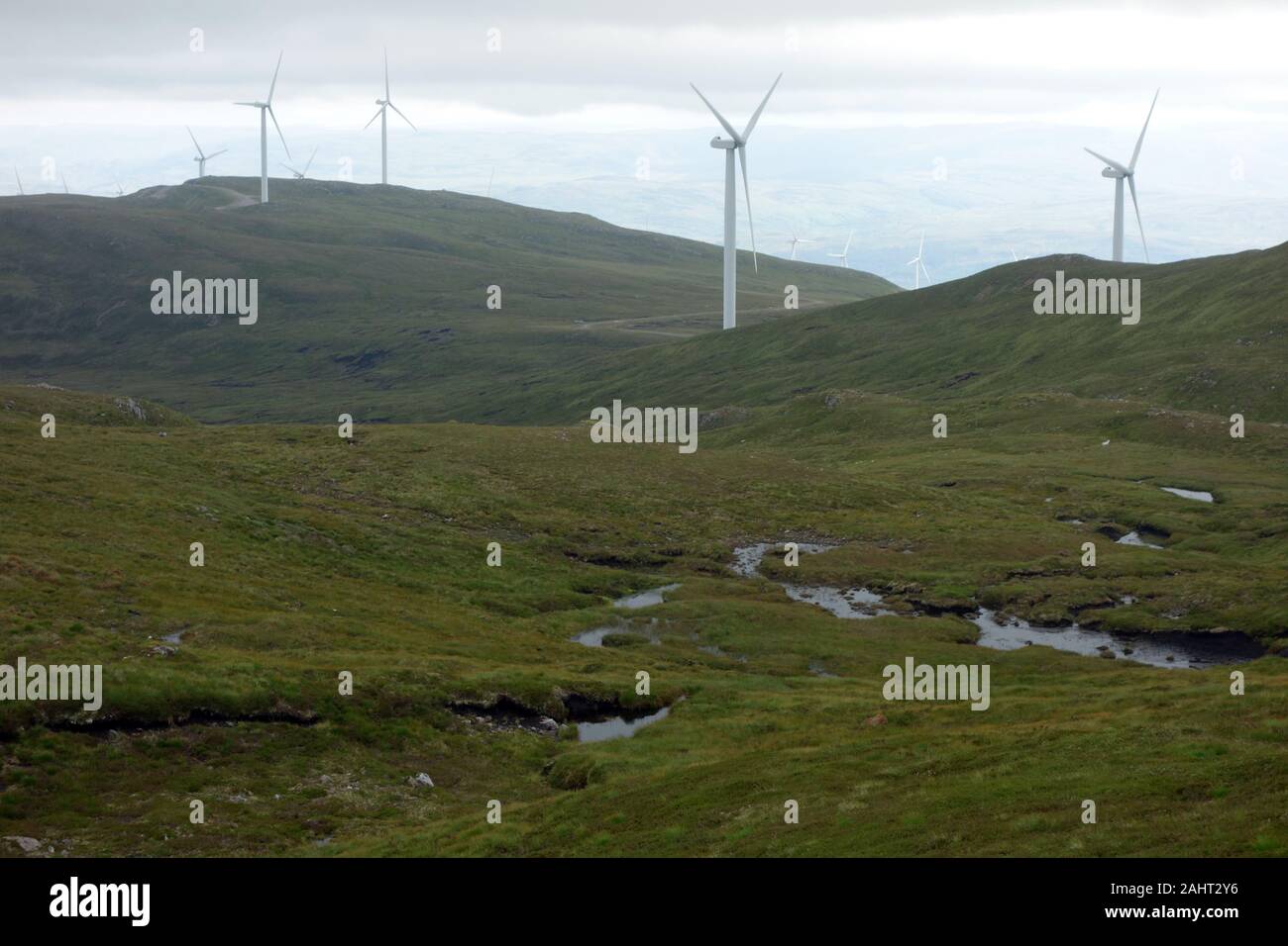 Le turbine eoliche da Millennium Wind Farm vicino alla cima della montagna scozzese Corbett Meall Dubh, Glen Moriston, Highlands scozzesi, Scotland, Regno Unito. Foto Stock