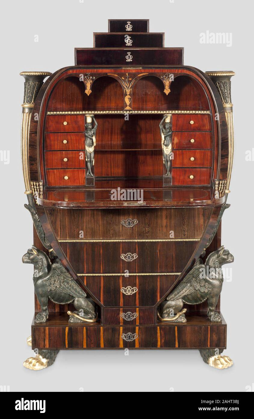 Fall-Front Desk. 1805-1815. Vienna. Legni vari e dorate-bronzo monta la cetra inventivo della forma di questo segretario, sormontato da tre cassetti a gradini e supportati da grifoni, lo identifica come un elaborato, caso complesso forma fatta a Vienna durante il periodo napoleonico. La metà superiore della parte anteriore cade in avanti per servire come una superficie di scrittura rivelando vani interni, cassetti e ripiani. Il segretario condivide caratteristiche con stile impero sviluppato in Francia, un audace e più grave di espressione di interesse neoclassico in greco antico e l'arte romana. Sebbene gli artigiani througho Foto Stock