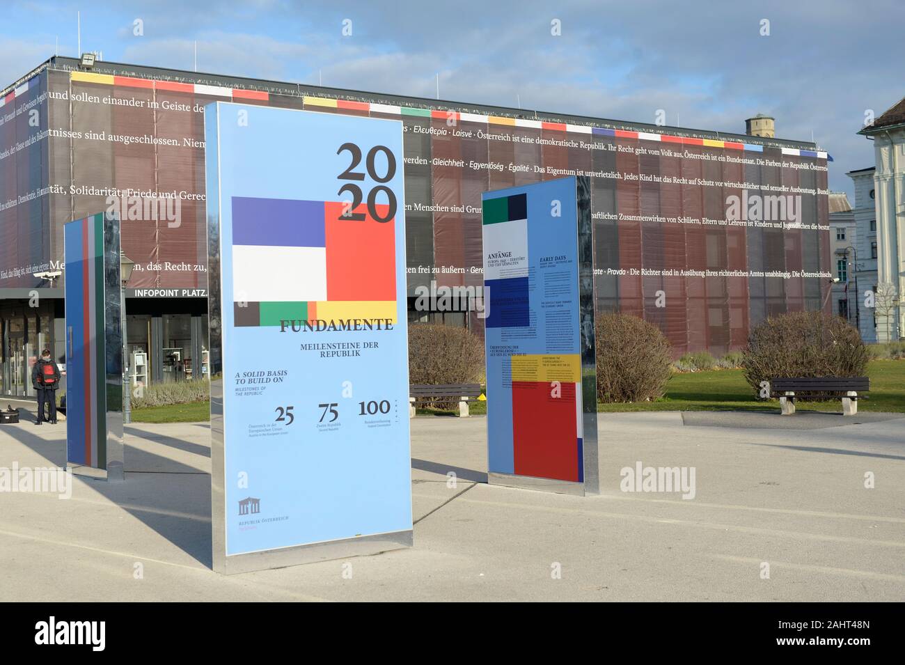 Vienna, Austria. 01st Jan, 2020. In occasione dell'adesione dell'Austria all'Unione europea 25 anni fa, il 1 gennaio 1995, il Parlamento racconta questa importante pietra miliare della storia austriaca contemporanea in un'installazione artistica in Piazza degli Eroi a Vienna. Il 1 gennaio 2020, alle ore 10,30, si terrà un film congiunto e un servizio fotografico tra il presidente del Consiglio nazionale Wolfgang Sobotka e il presidente del croato Sabor, Gordan Jandroković. Credit: Franz PERC / Alamy Live News Foto Stock