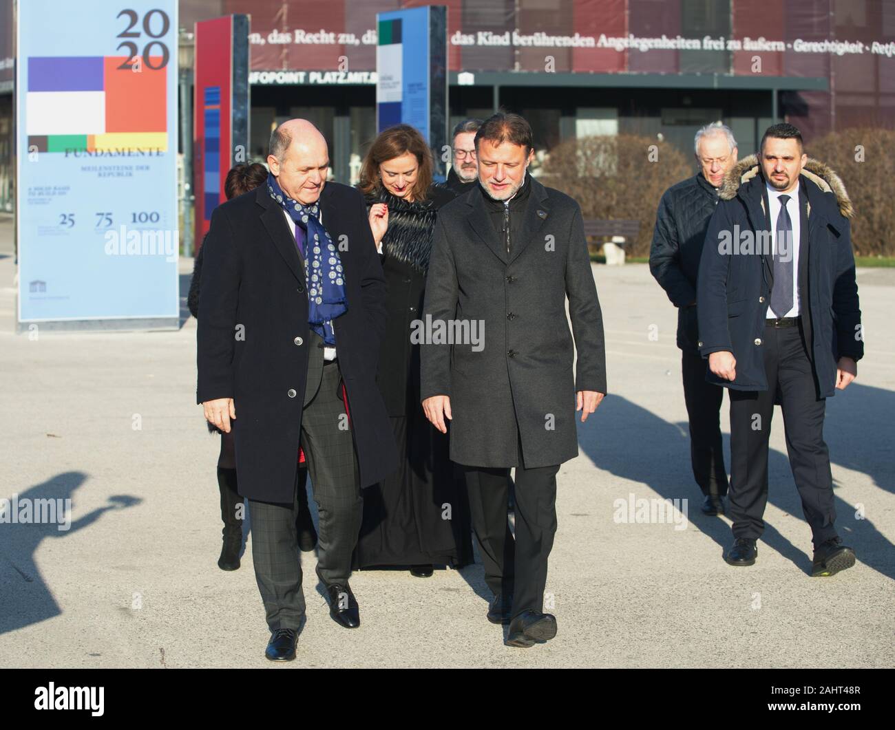 Vienna, Austria. 01st Jan, 2020. In occasione dell'adesione dell'Austria all'Unione europea 25 anni fa, il 1 gennaio 1995, il Parlamento racconta questa importante pietra miliare della storia austriaca contemporanea in un'installazione artistica in Piazza degli Eroi a Vienna. Il 1 gennaio 2020, alle ore 10,30, si terrà un film congiunto e un servizio fotografico tra il Presidente del Consiglio Nazionale, (L) Wolfgang Sobotka, e il Presidente del Sabor croato, (R) Gordan Jandroković. Credit: Franz PERC / Alamy Live News Foto Stock