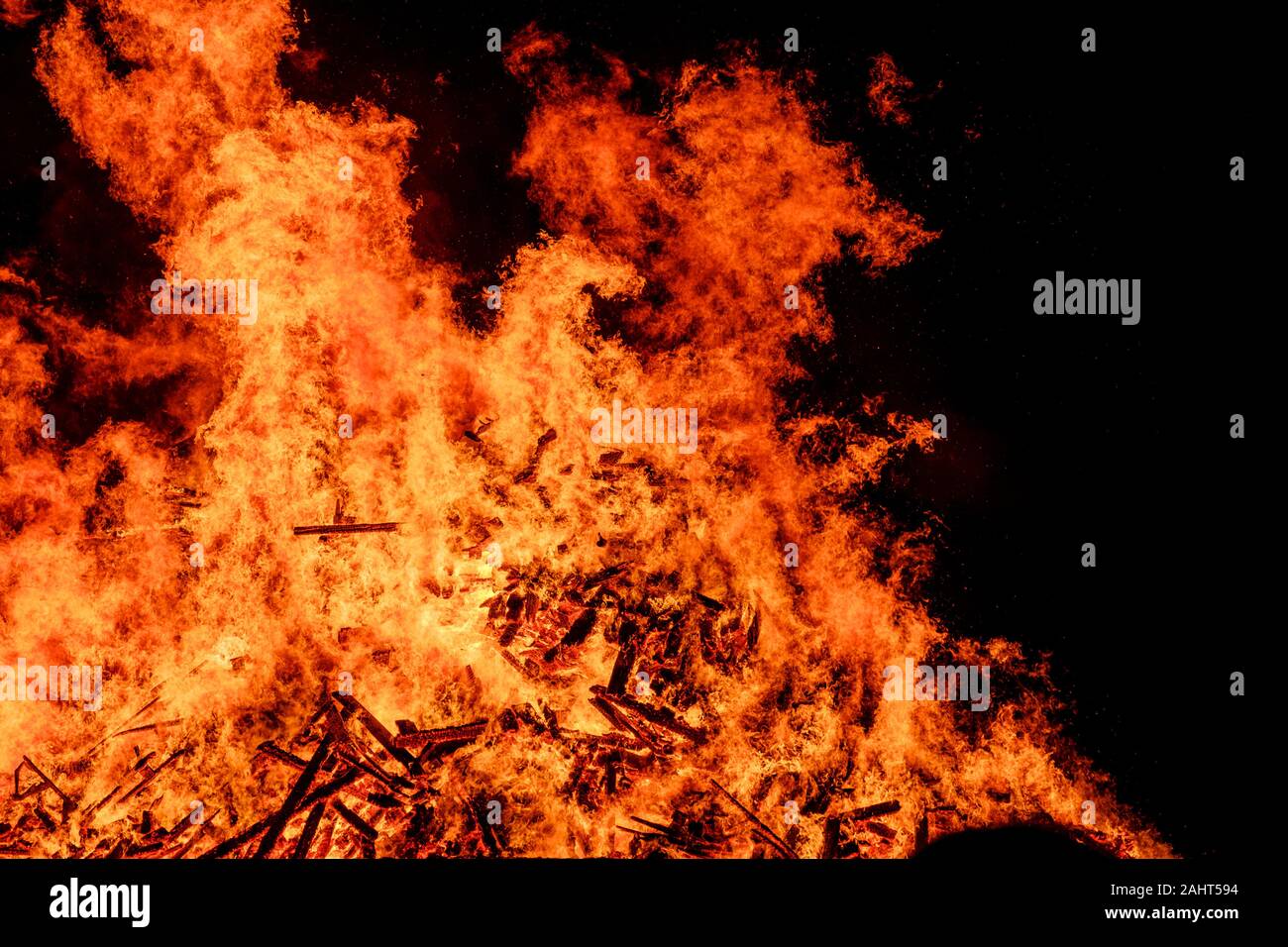 Biggar, Scozia 31 Dicembre 2019: enormi fiamme da Biggar Hogmanay falò alle 21.30 su Hogmanay dai residenti locali Bobby Boyd MBE. Questo è Foto Stock