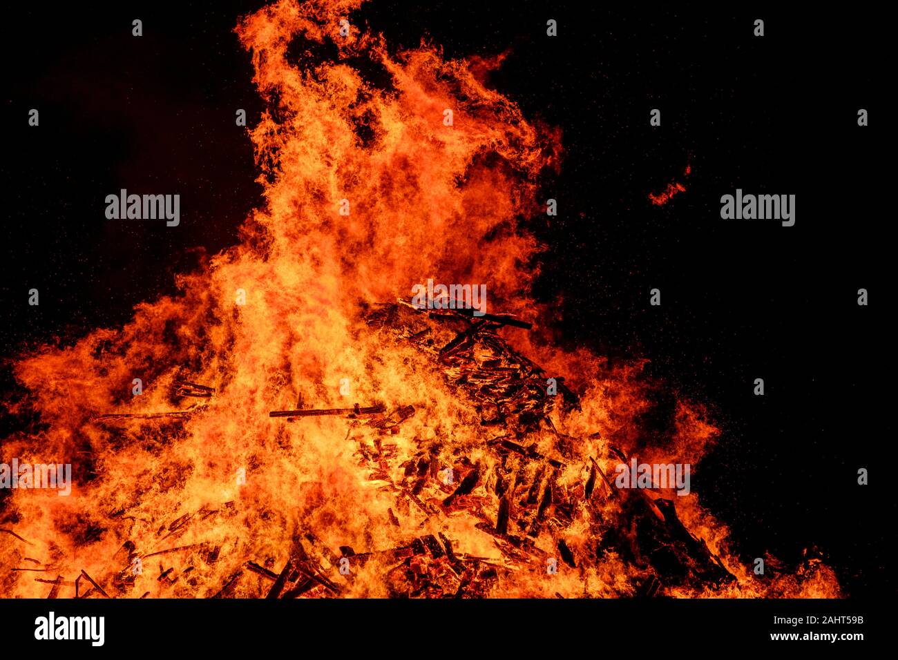 Biggar, Scozia 31 Dicembre 2019: enormi fiamme da Biggar Hogmanay falò alle 21.30 su Hogmanay dai residenti locali Bobby Boyd MBE. Questo è Foto Stock