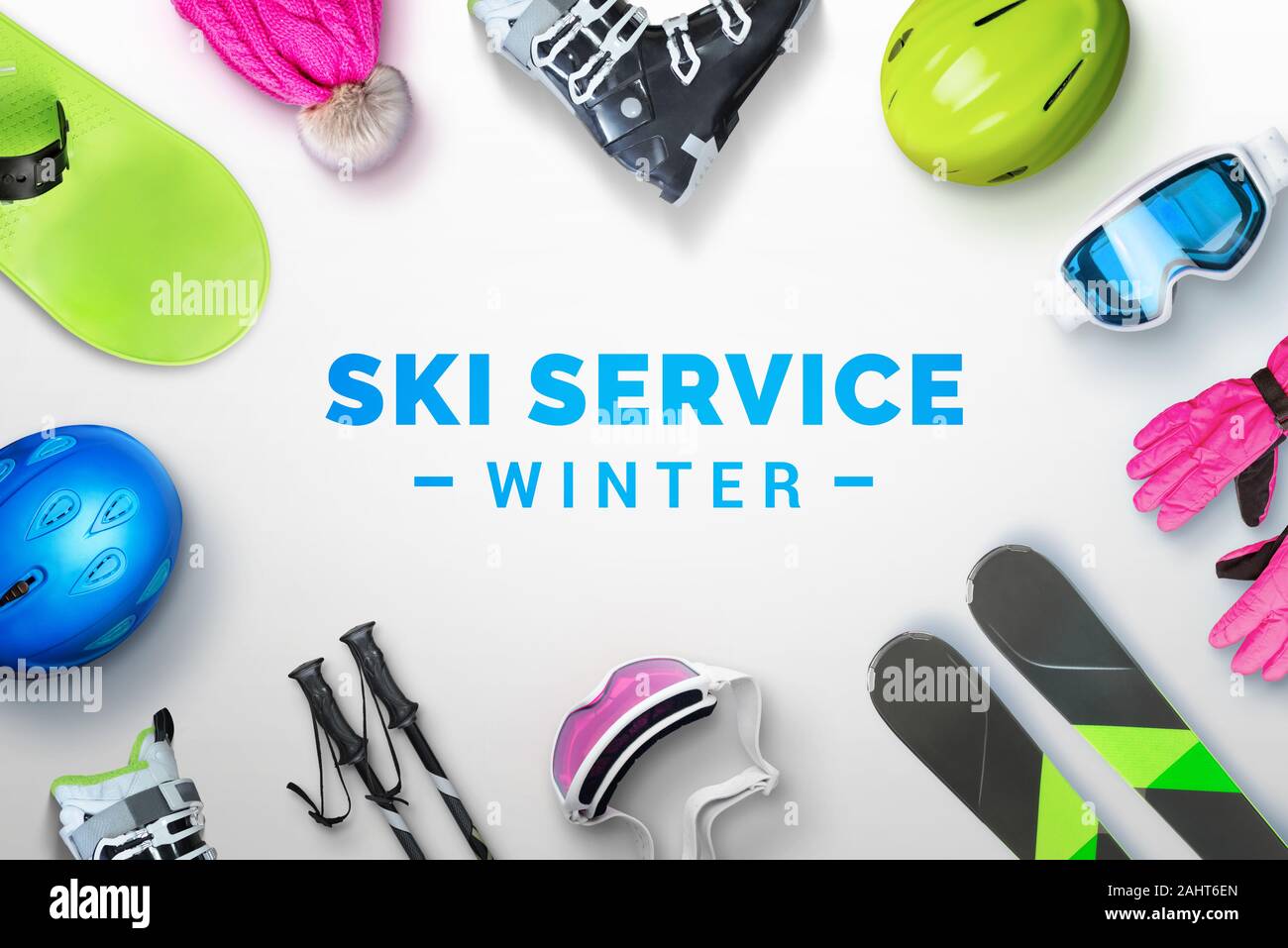 Servizio sci testo d'inverno circondato da sci e snowboard. Vista superiore, laici piatta Foto Stock