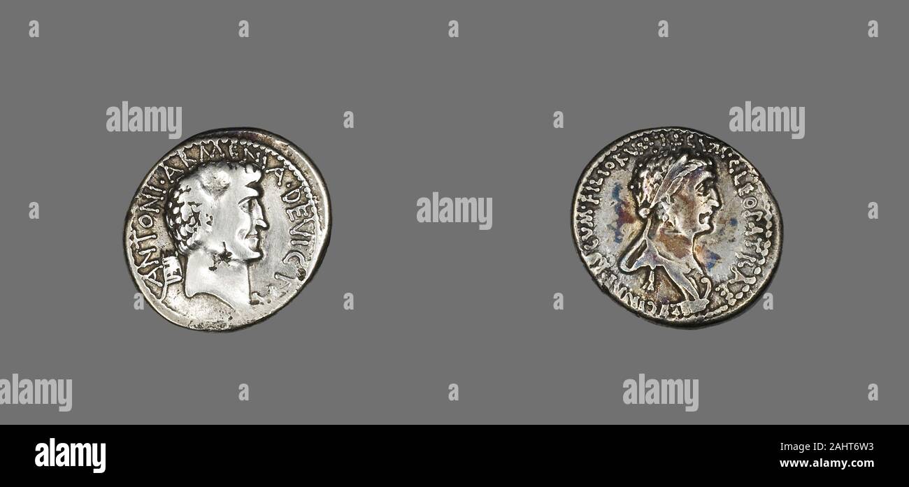 Il Greco antico. Denario (moneta) raffigurante Marco Antonio e della regina Cleopatra VII 51 BC-30 BC. Grecia antica. Argento testa complementare di Marc Antony, rightReverse busto di Cleopatra, rightThrough Cleopatra, Egitto fu coinvolto nel caotico lotte politiche del romano una guerra civile in cui Giulio Cesare, Marco Antonio e Ottaviano ha cercato per il controllo dell'Egitto ricchezza di grano e oro. Finalmente questo ha portato alla fine dell'Egitto la sua esistenza come una nazione sovrana nonché la distruzione della dinastia Tolemaica. Questa moneta è stata struckafter Marcantonio e Cleopatra aveva sposato e hanno unito le loro forze per la lotta contro l'octa Foto Stock