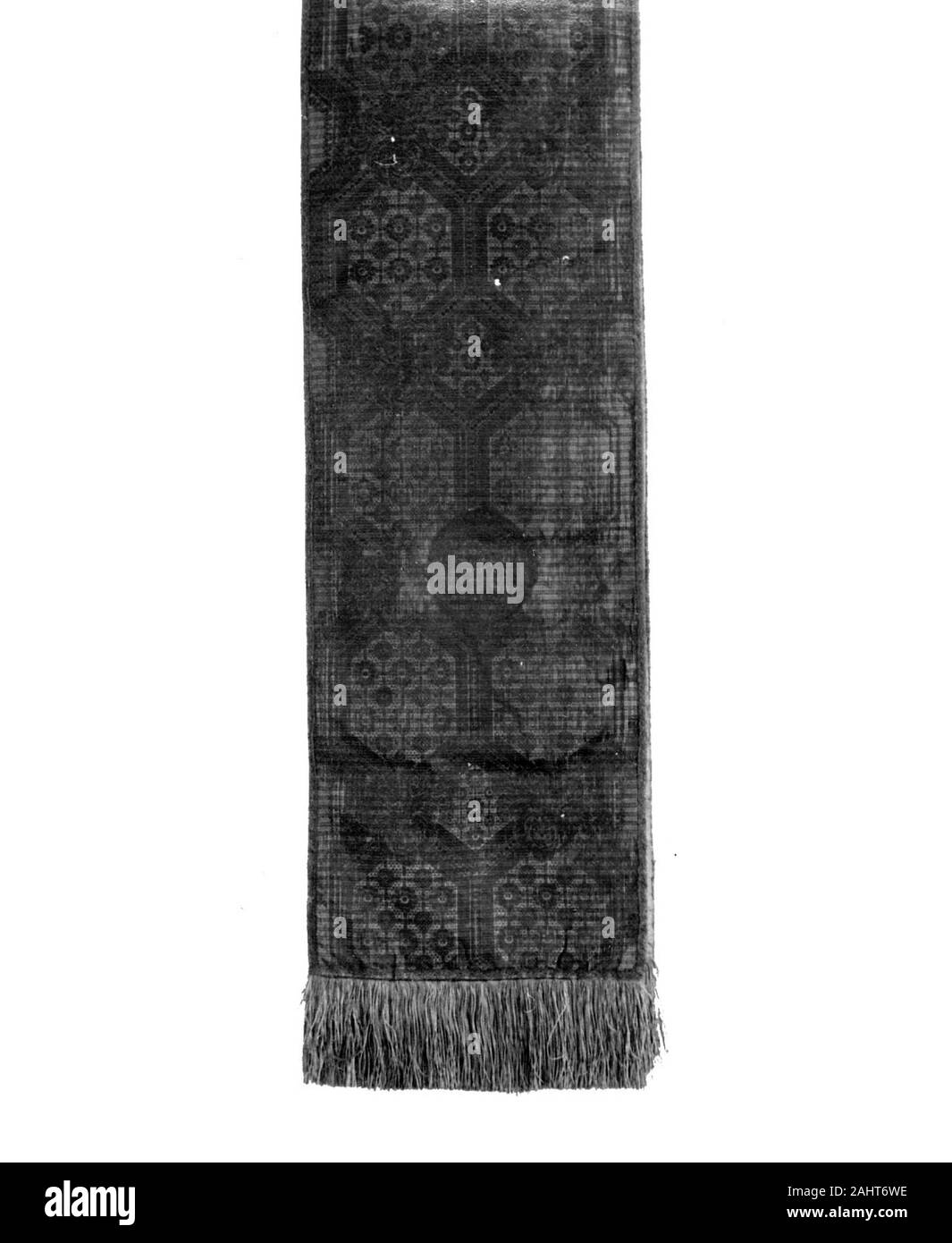 Runner. 1860-1870. In Inghilterra. Seta, ad armatura a tela con modellazione complementare orditi; refilato con gilt-metallo-strip-avvolto di Seta e cascami di seta, il merletto a tombolo treccia e prorogato il taglio della trama fringe; tessuto su telaio con attacco Jacquard Foto Stock