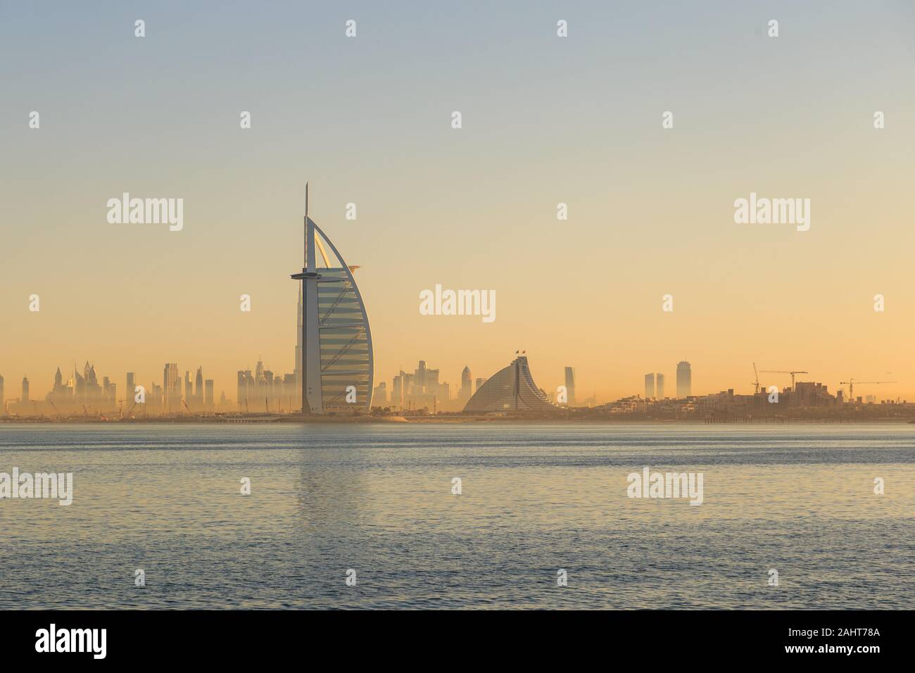 Famoso Dubai Burj Al Arab e Jumeirah Beach Hotel a sunrise. Lussuoso hotel a 7 stelle. Foto Stock