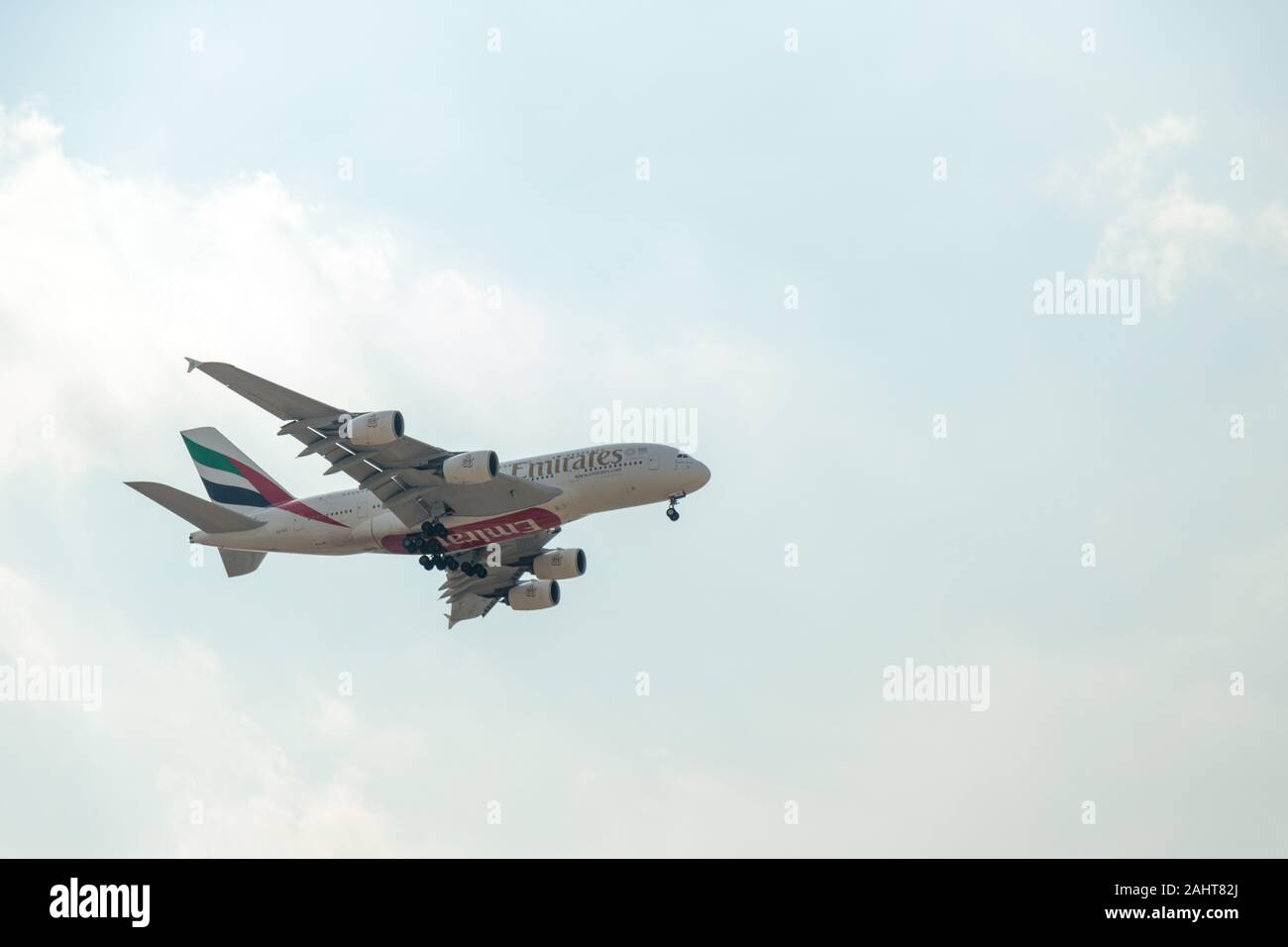 Emirates Airline Airbus A380 si avvicina all'Aeroporto Internazionale di Dubai per l'atterraggio Foto Stock