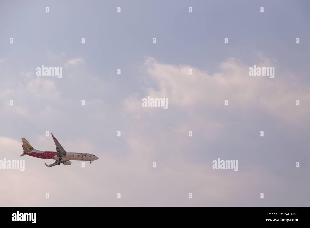 Air India Express compagnia aerea Boeing 737 si avvicina all'Aeroporto Internazionale di Dubai per l'atterraggio Foto Stock