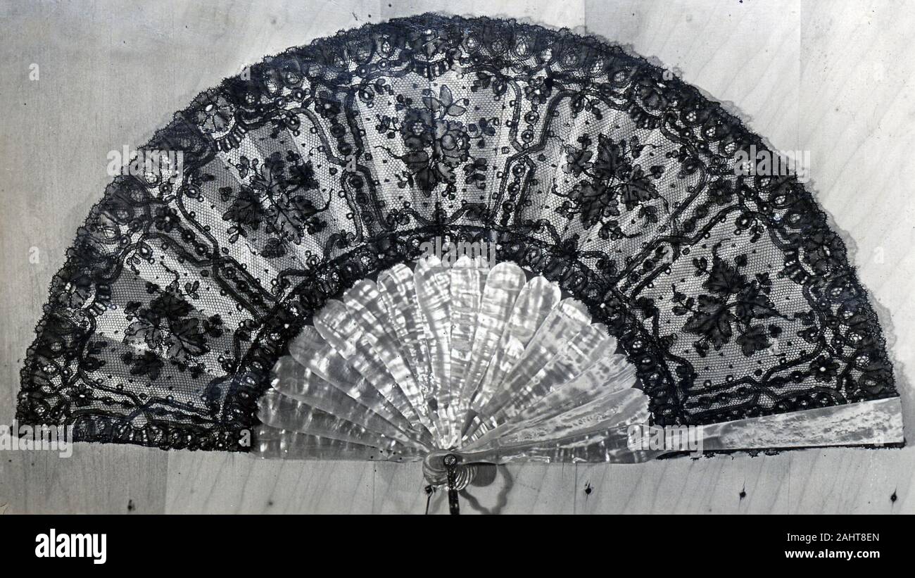 La ventola. 1870. In Inghilterra. Seta, bobina pizzo diritta; underlaid con seta, warp-galleggiante di fronte 7 1 raso; foderato con seta, ad armatura a tela; madre-perla bastoni e protezioni; gilt-anello di metallo e rivettare con strass inset Foto Stock