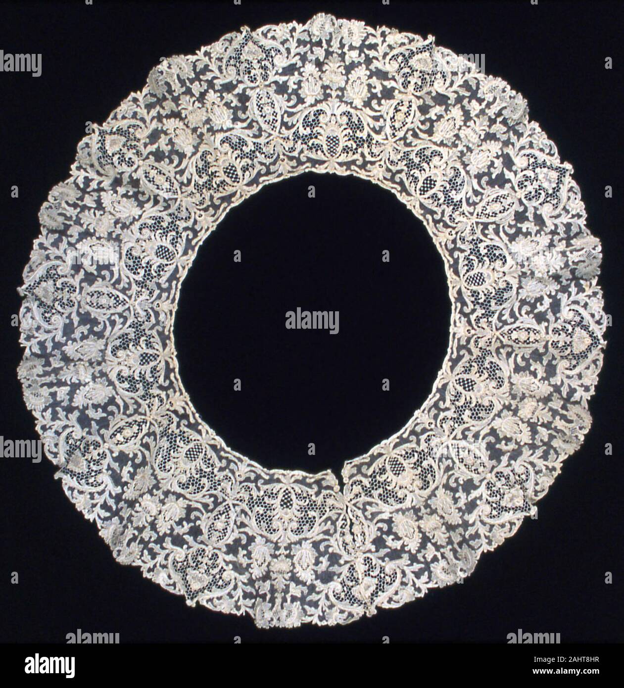 Bertha, Dressfront, e giacca collare. 1895-1905. Burano. Il cotone, il merletto ad ago Foto Stock