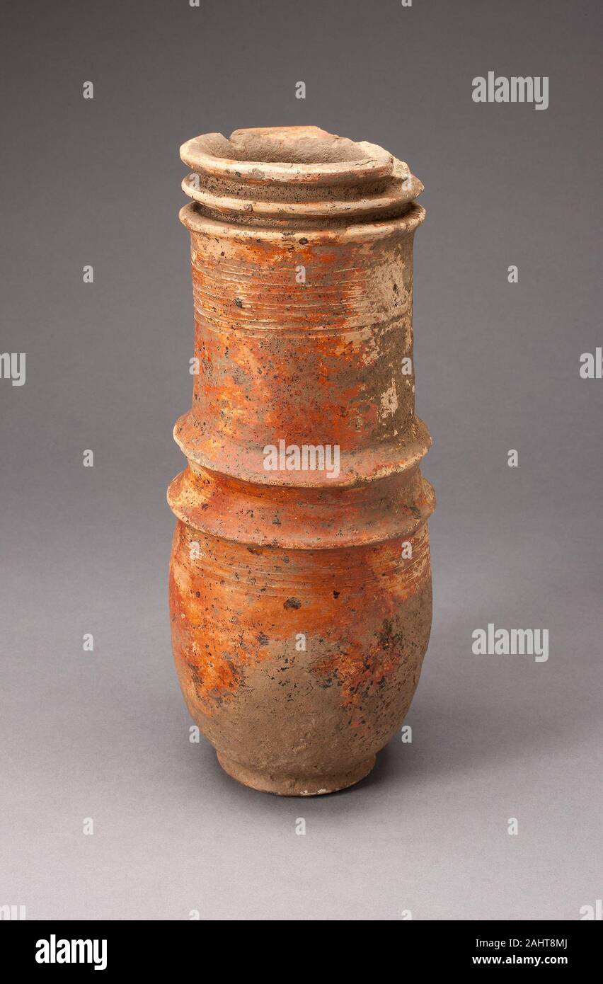 La navigazione del Delta del Niger. Vaso rituale. 1101-1700. Mali. La terracotta La ricerca suggerisce che gli antichi vasai di Mali interne del Delta del Niger regione erano almeno part-time e gli specialisti erano donne, così come lo sono i vasai nella regione di oggi. È probabile che hanno creato gli articoli per uso domestico e per uso rituale, compresi figurale sculture in argilla. Questo recipiente cilindrico fu probabilmente realizzato per uso rituale considerando la stretta attenzione ai dettagli decorativi che visualizza e la relativa rarità del fondo piatto in contenitori dalla regione. Delicato di linee incise completano il sollevato e inset anelli a th Foto Stock