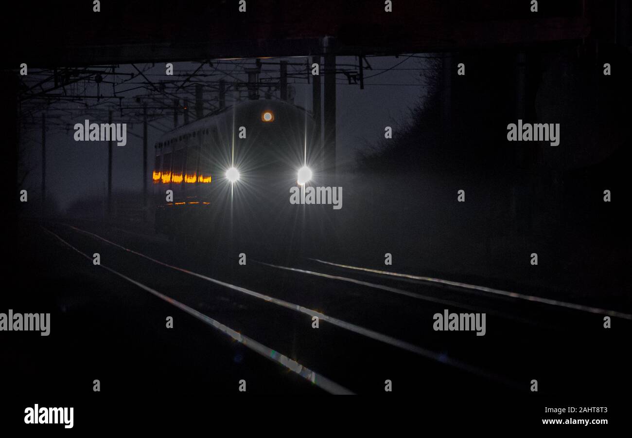 Il nuovo LNER Azuma treno elettrico operante sulla costa est Mainline, su una serata di nebbia, Inghilterra, Regno Unito. Foto Stock