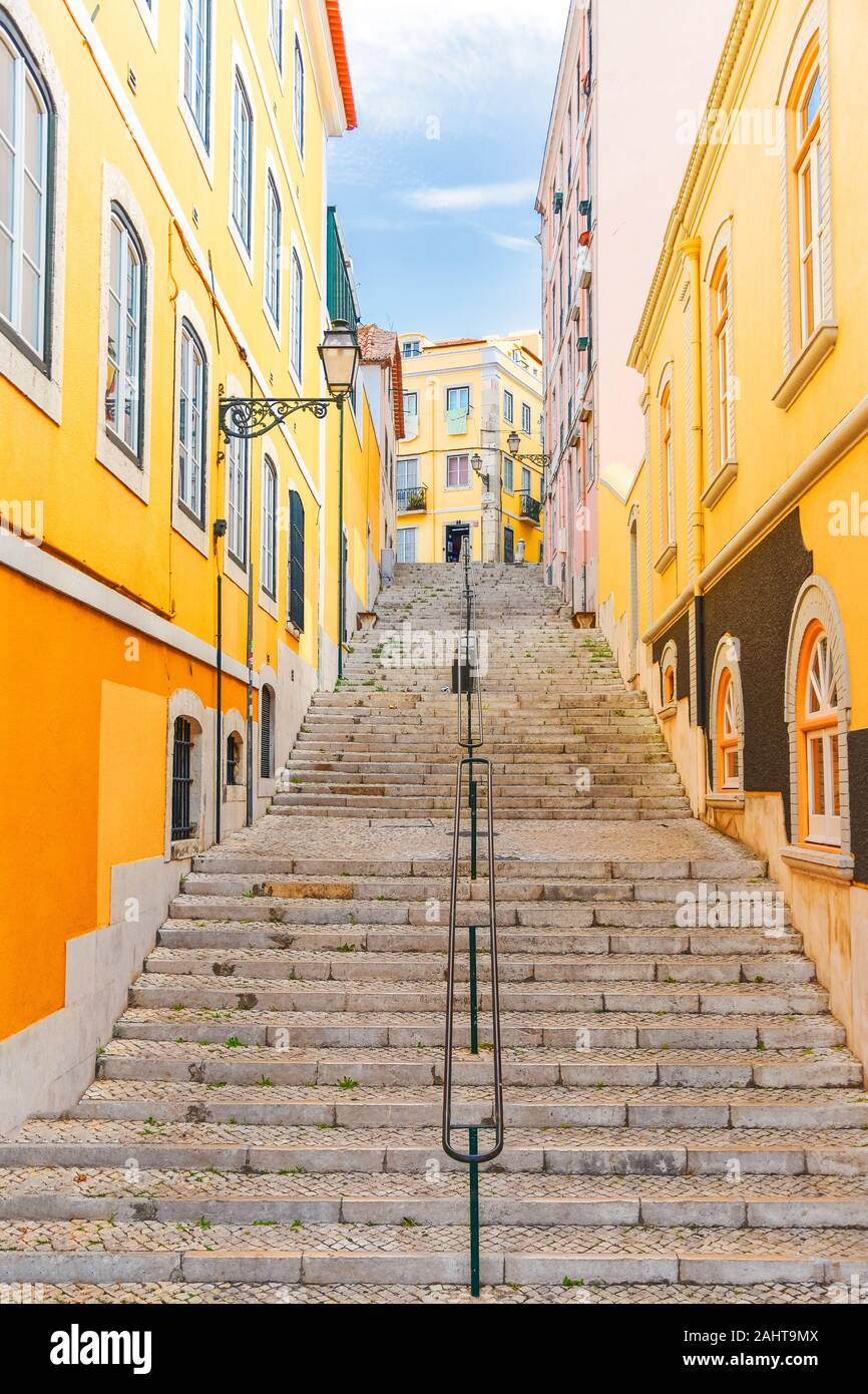 Scale della coloratissima street Travessa da Arrochela in una giornata di sole in estate. Concetto di viaggio. Lisbona, Portogallo. L'Europa. Foto Stock