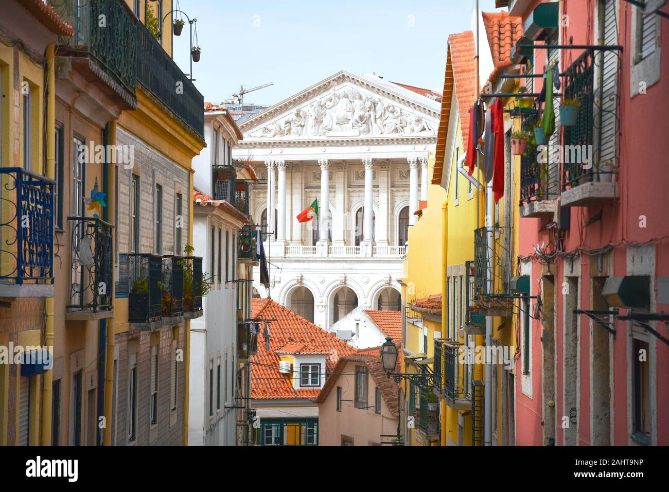 Il balcone di ogni camera del vecchio e gli edifici colorati su Travessa da Arrochela street in una giornata di sole in estate. Assemblea della Repubblica edificio in background. Foto Stock