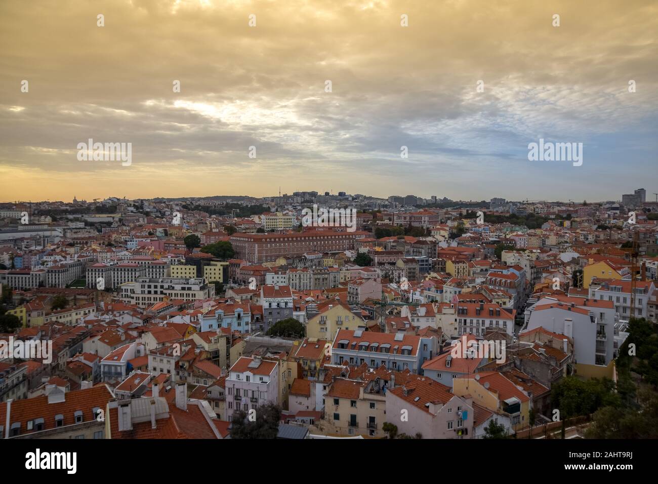 Lisbona vista panoramica. Le pareti colorate degli edifici di Lisbona, con tetti in arancione , al tramonto. Viaggi e immobiliare di concetto. Lisbona, Portogallo. Eur Foto Stock
