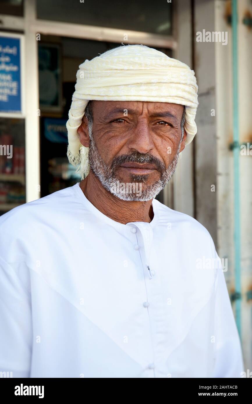 Ritratto di un uomo dell'Oman in tradizionali Omani abbigliamento Foto Stock