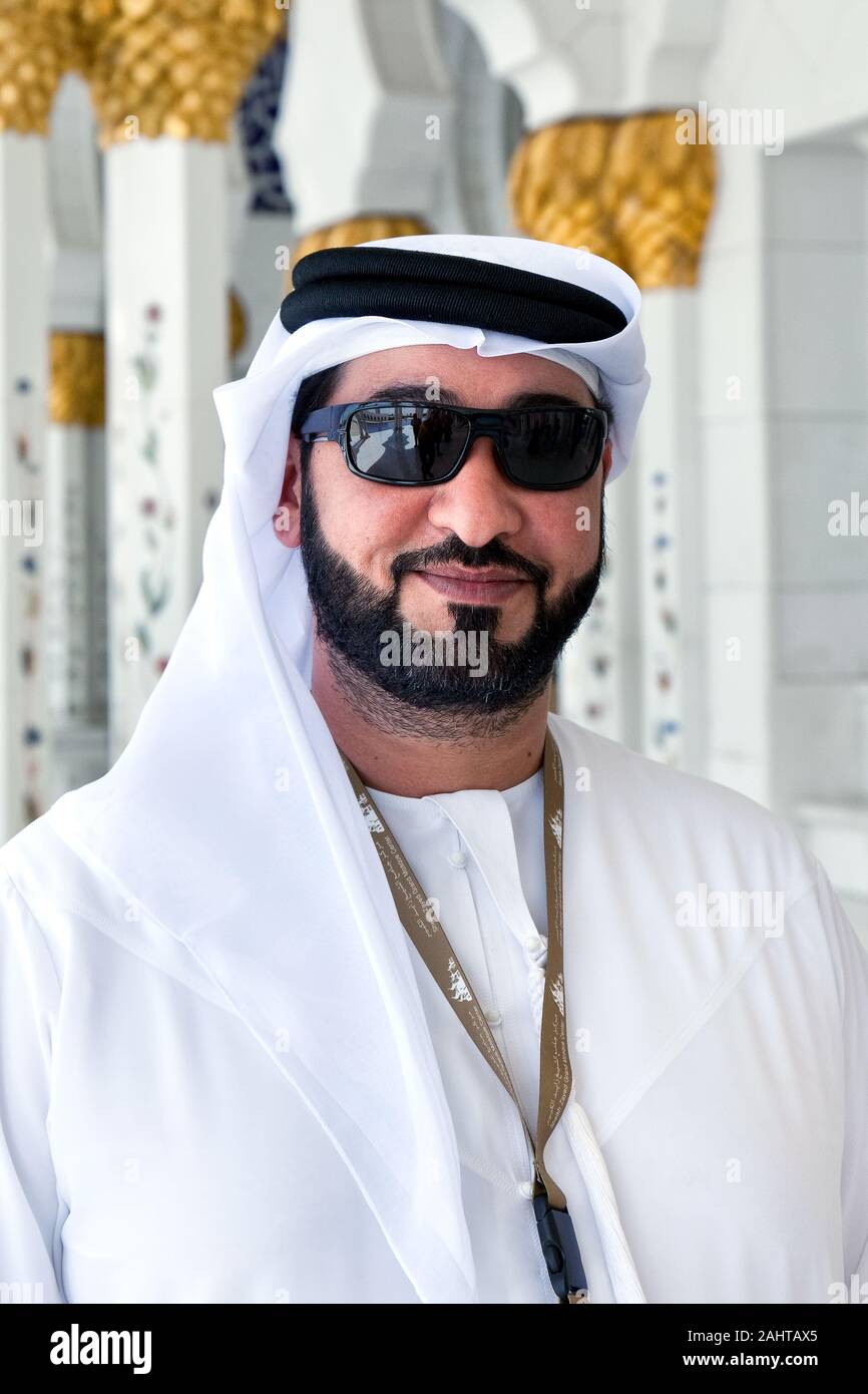 Imprenditore arabo con occhiali da sole che indossa kandora. Ritratto di  tradizionale uomo emirati presso la Grande Moschea di Abu Dabi Foto stock -  Alamy