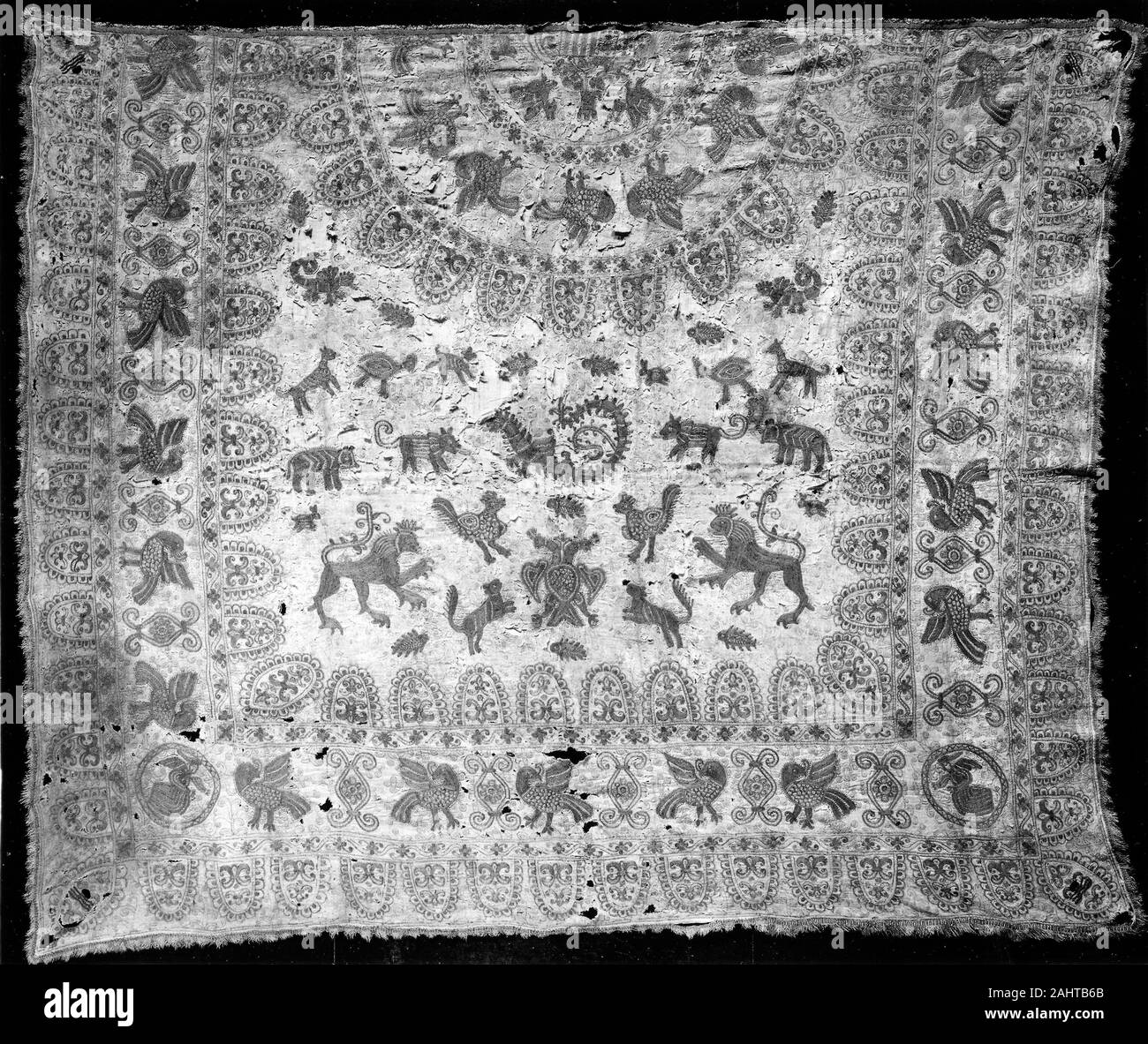 Indo-Portuguese. Copriletto. 1601-1700. Il Portogallo. Biancheria, ad armatura a tela; in due spessori;; trapuntato ricamato in seta nel punto a catenella; attaccato fringe su tutti e quattro i bordi warp-fronte, nervatura di trama ad armatura a tela; con frangia di trama Foto Stock