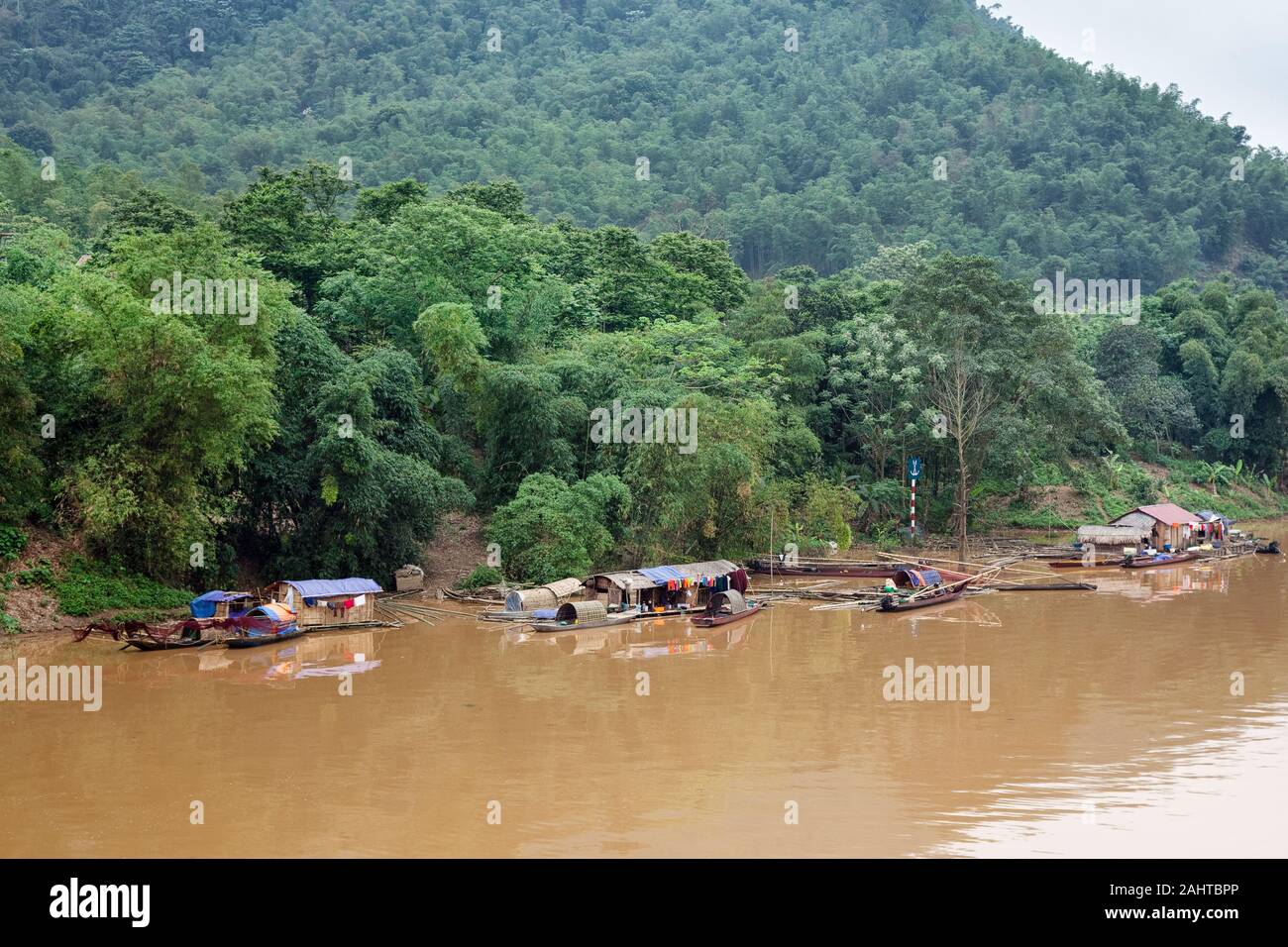 Bellissimo paesaggio in campagna Vietnam galleggiante sul fiume in villaggio di pescatori, poveri lavoratori come pescatori e vivono in acqua Foto Stock