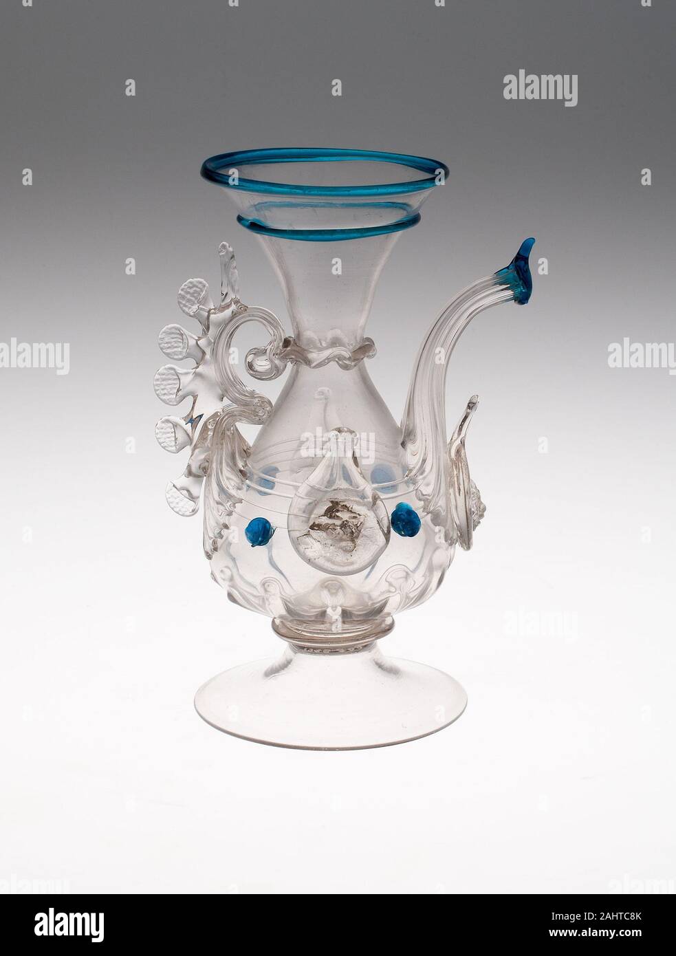 Ewer. 1575-1625. Paesi Bassi. Vetro incolore con vetro blu e sentieri prunts Foto Stock