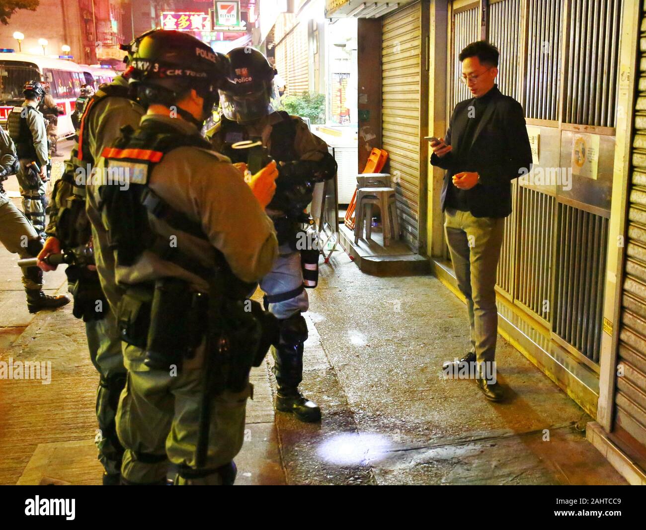 Hong Kong, Cina. 25th, dicembre 2019. Natale a Hong Kong è segnata da dimostrazioni e di disobbedienza civile. La polizia tenere indietro e cercare diverse persone prima di farli passare a. Foto Stock