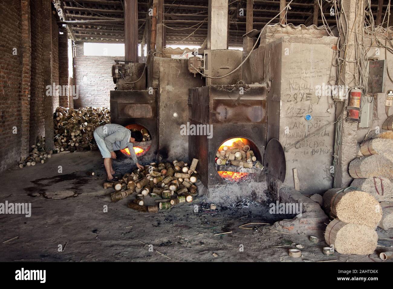 Forno alimentate con rifiuti residui da bambù per asciugare le bacchette presso la chopstick factory, Vietnam Hoa Binh Provincia, Mai Chau Foto Stock