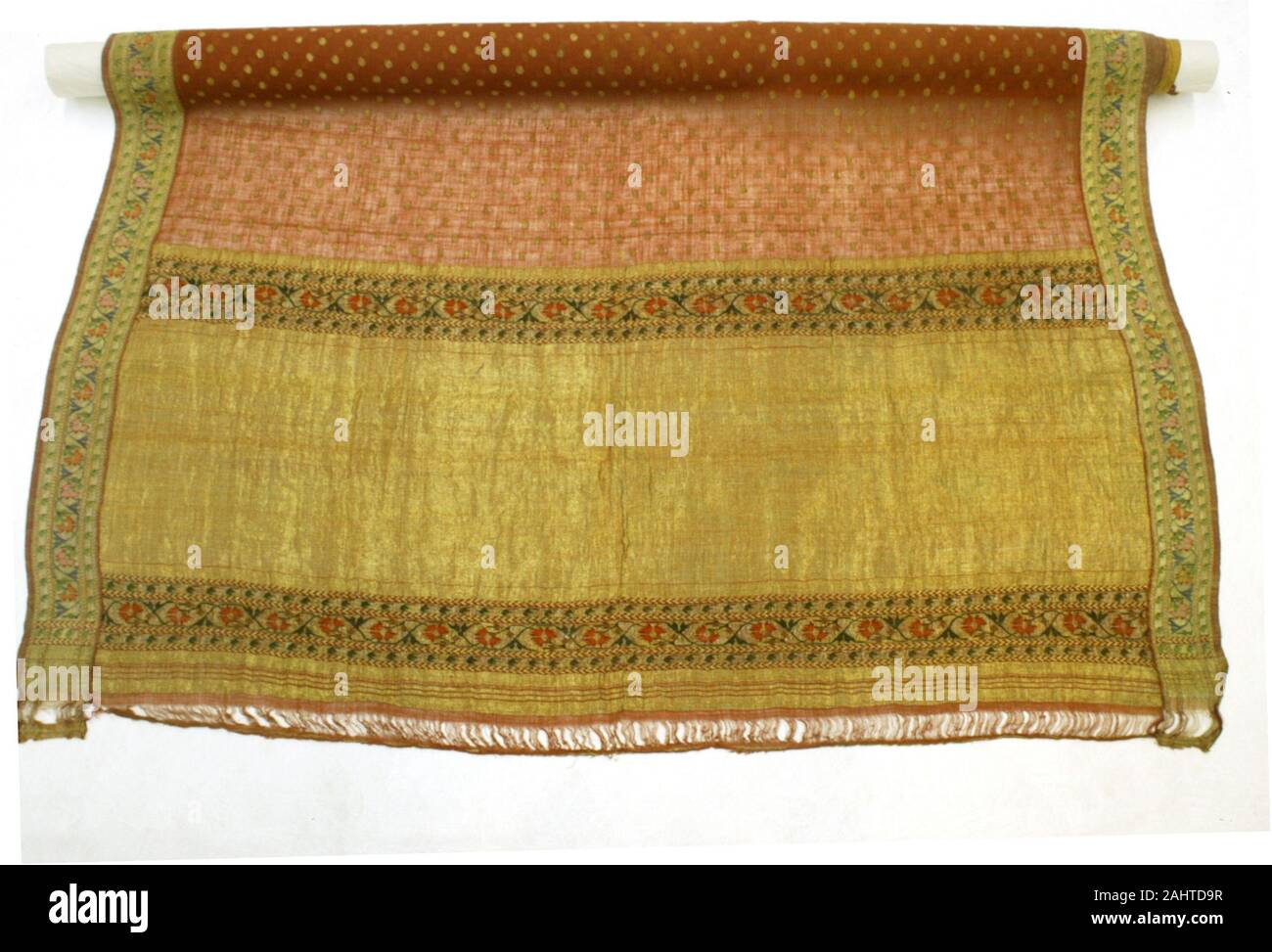 Sari. 1875-1900. India. Henna terra con schema di ripetizione di piccoli medaglioni dorati e profonde fasce d'oro in corrispondenza di estremità Foto Stock